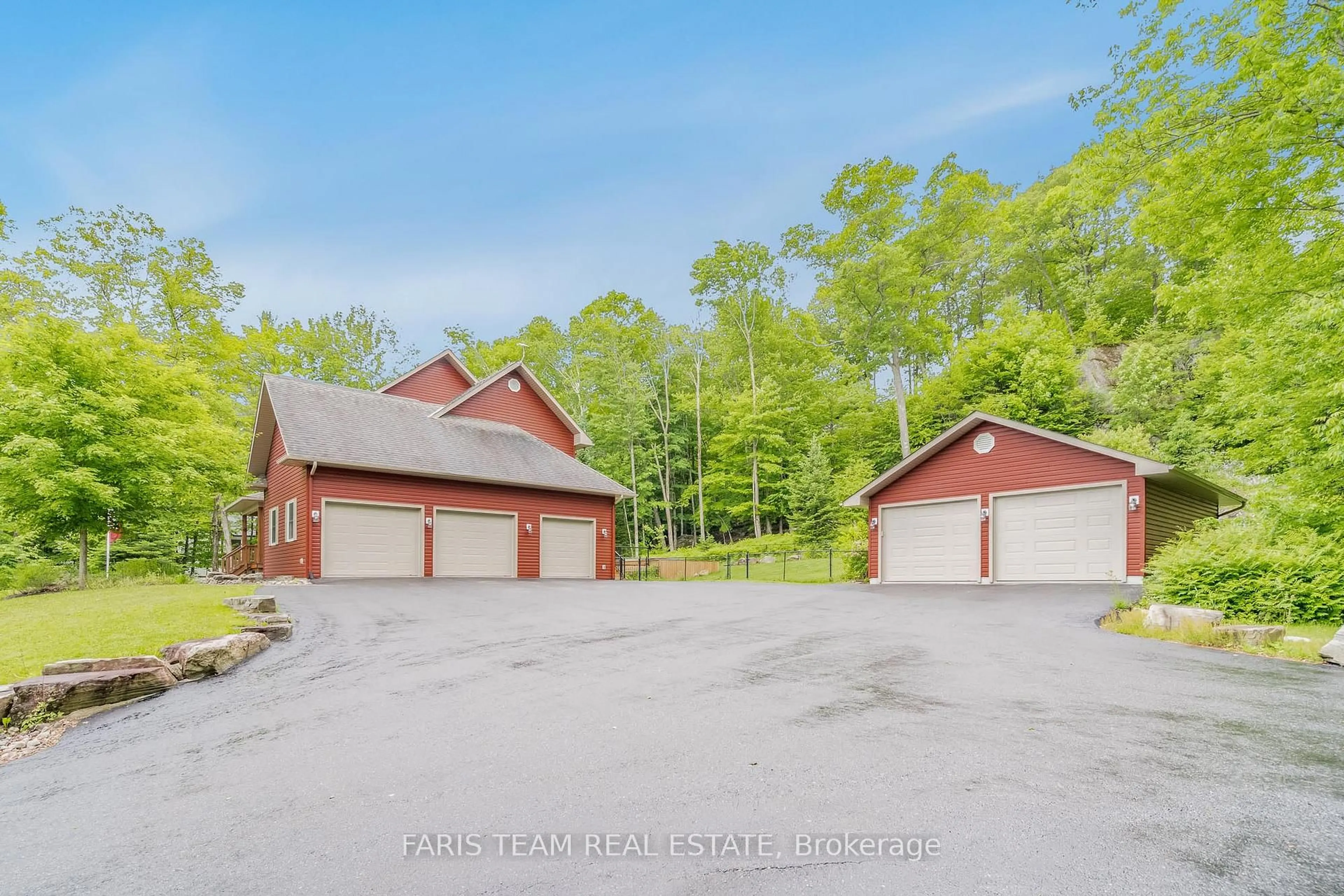 Indoor garage for 156 Deerfoot Tr, Huntsville Ontario P1H 0A8