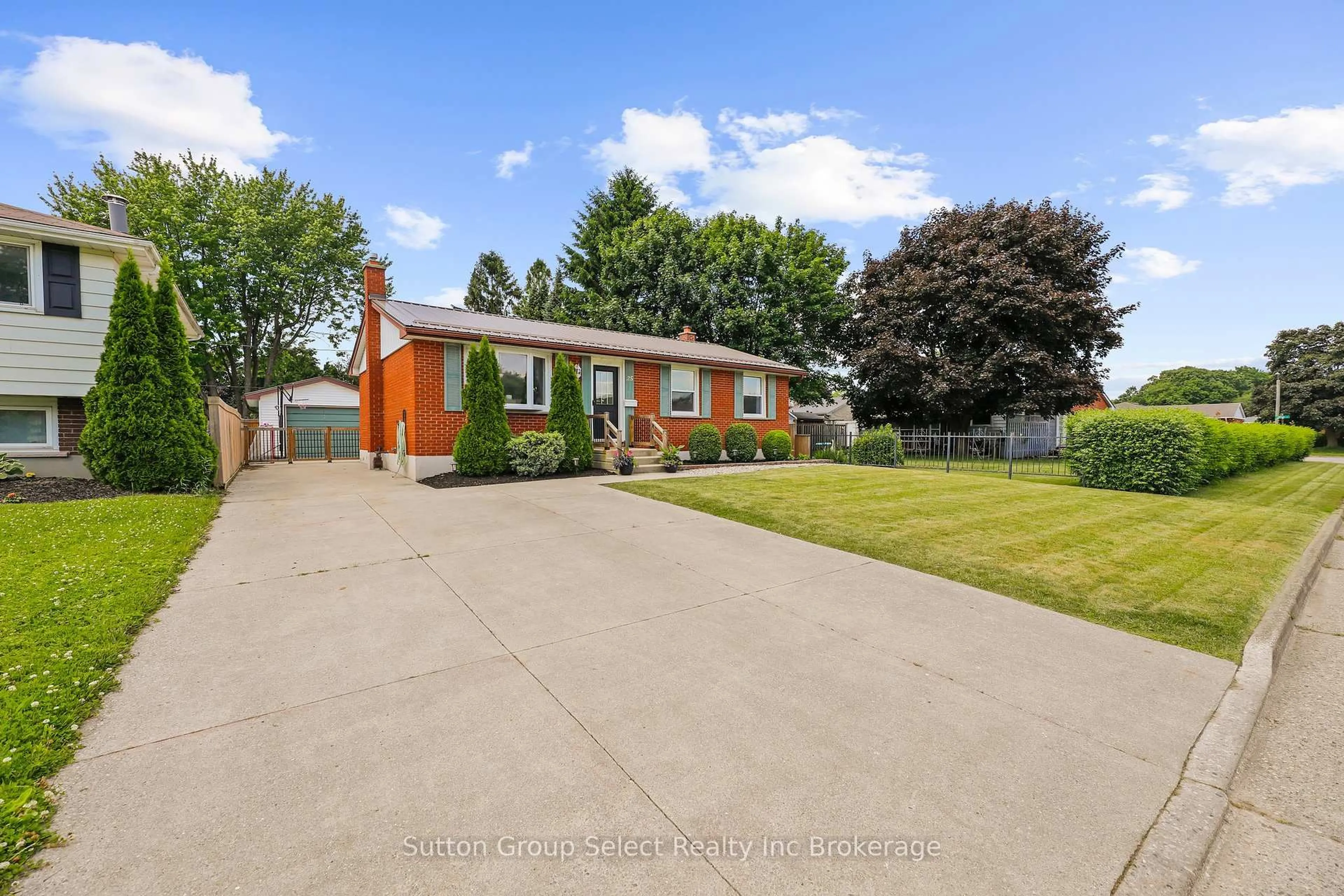 A pic from outside/outdoor area/front of a property/back of a property/a pic from drone, street for 25 Laurier Rd, St. Thomas Ontario N5P 3N6