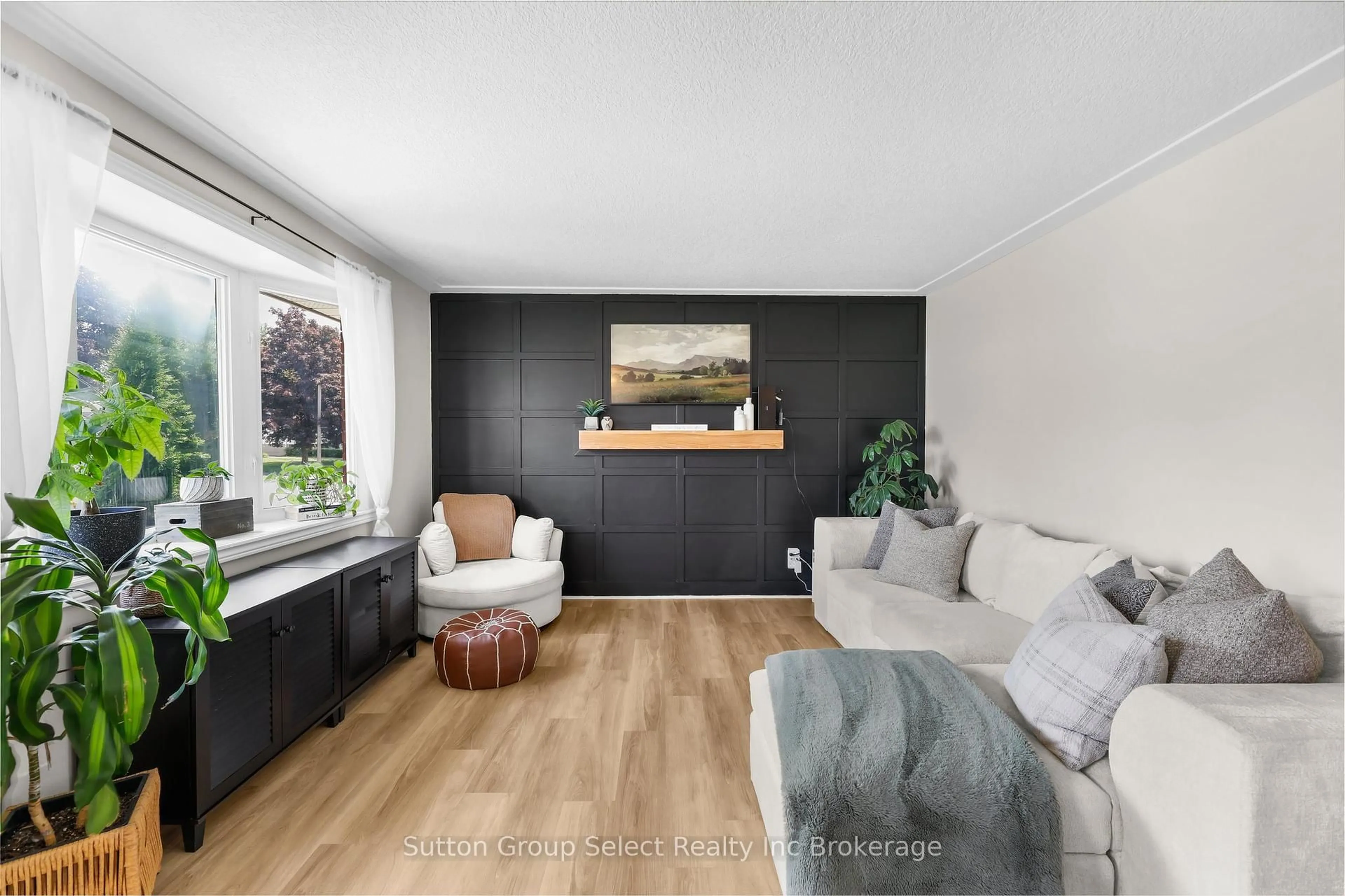 Living room with furniture, wood/laminate floor for 25 Laurier Rd, St. Thomas Ontario N5P 3N6