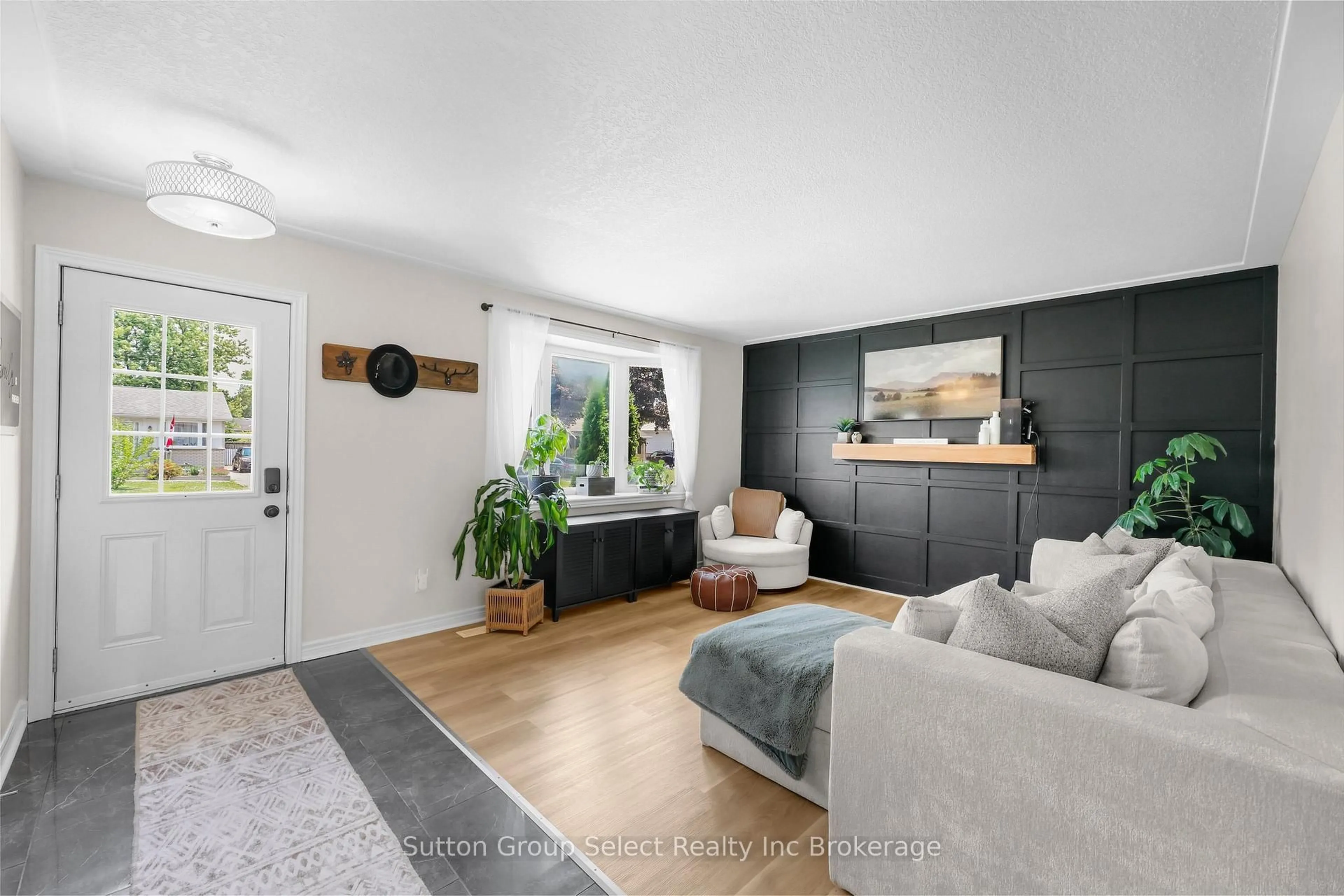 Living room with furniture, unknown for 25 Laurier Rd, St. Thomas Ontario N5P 3N6