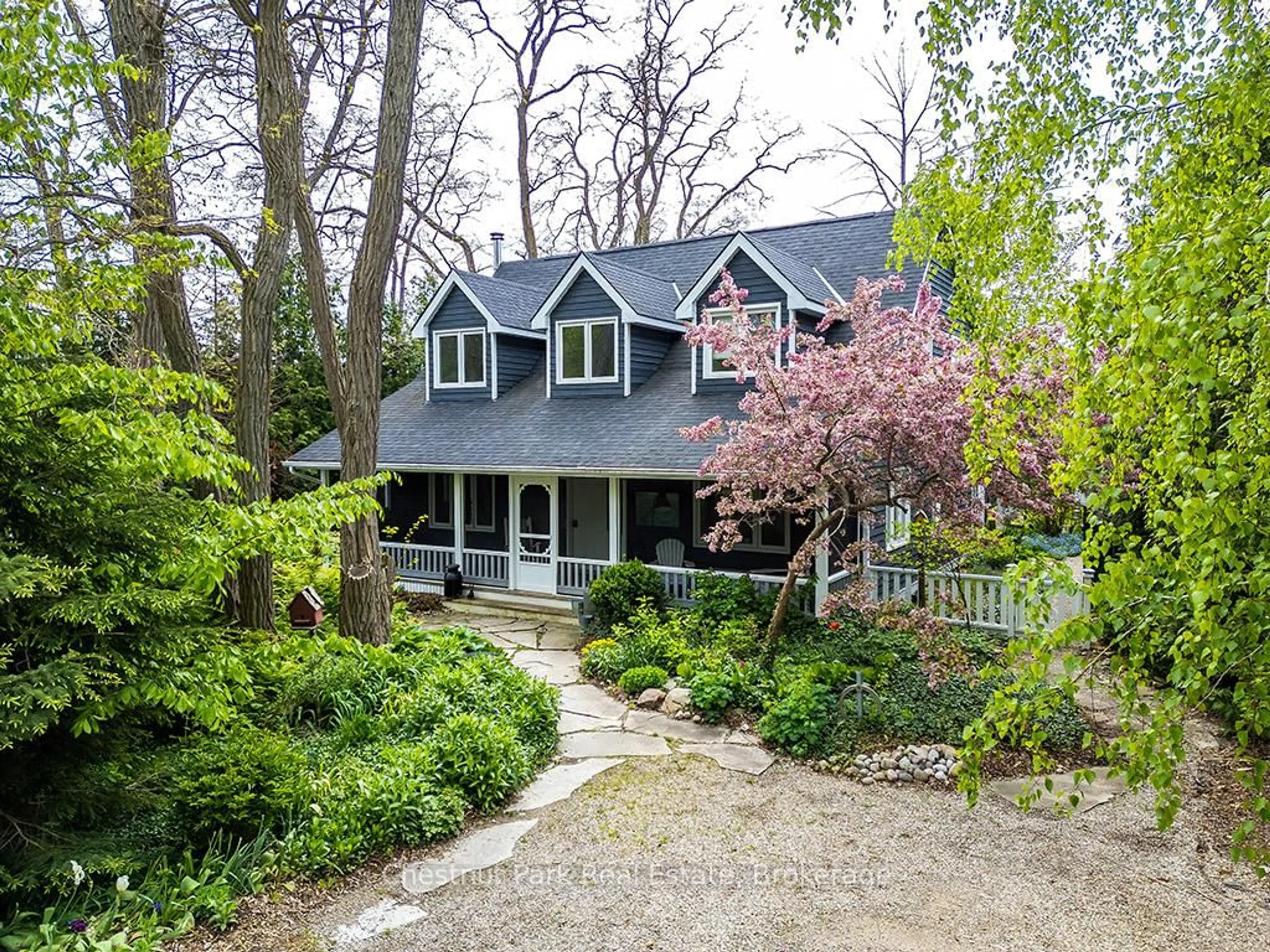 A pic from outside/outdoor area/front of a property/back of a property/a pic from drone, street for 114 Clark St, Blue Mountains Ontario N0H 1J0