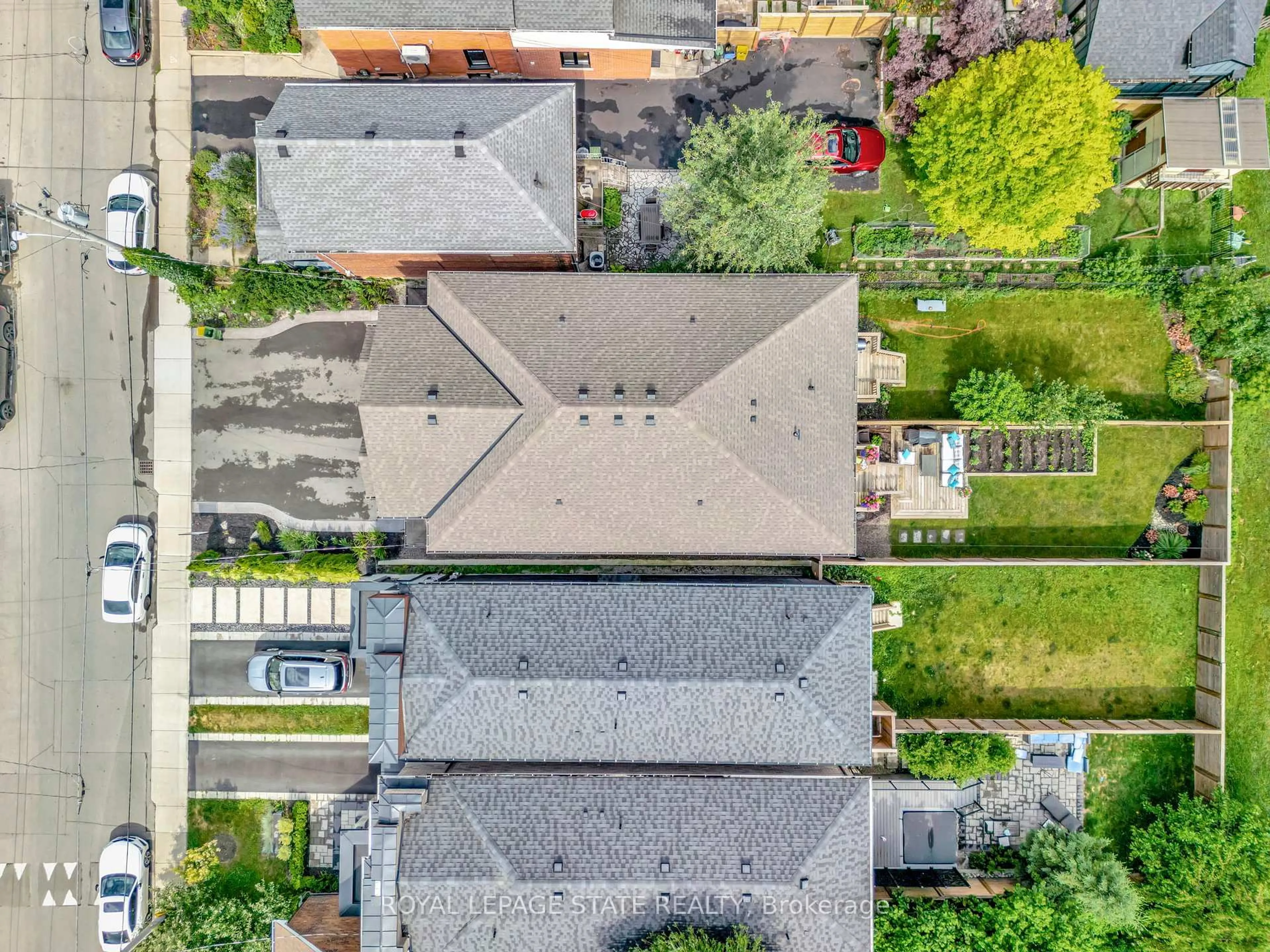A pic from outside/outdoor area/front of a property/back of a property/a pic from drone, street for 74 Melbourne St, Hamilton Ontario L8P 2A6