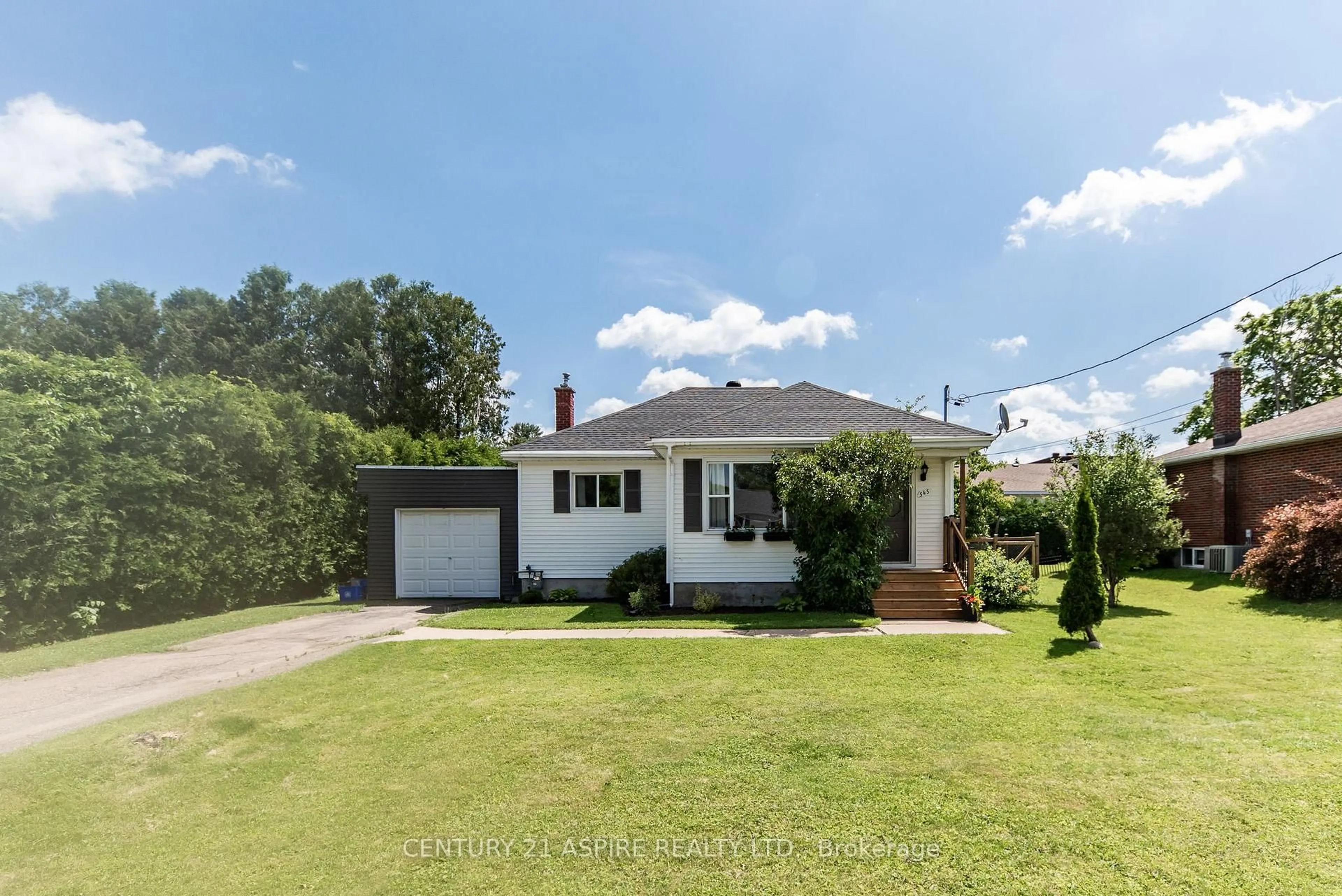 A pic from outside/outdoor area/front of a property/back of a property/a pic from drone, street for 545 Catherine St, Pembroke Ontario K8A 1W2