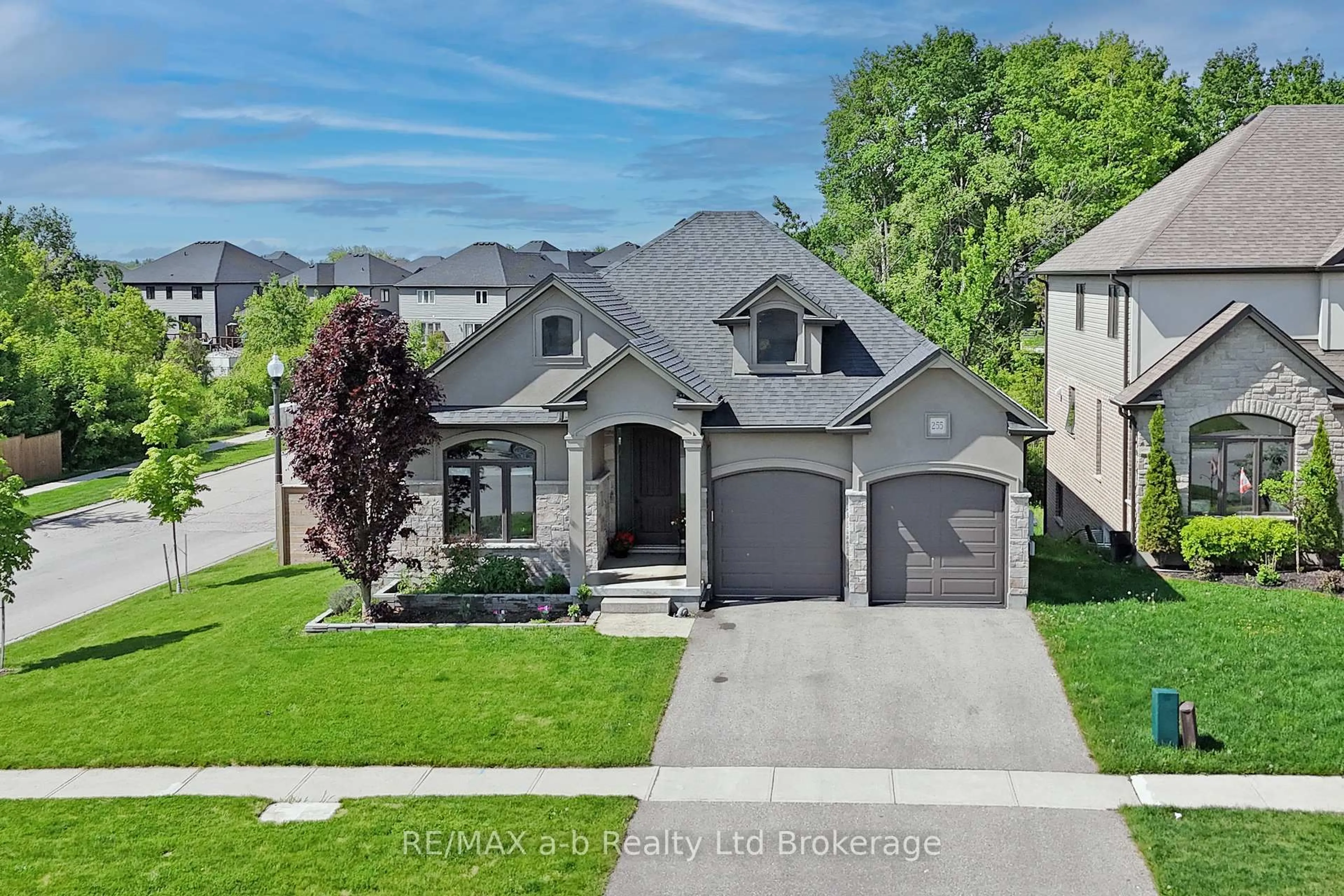 A pic from outside/outdoor area/front of a property/back of a property/a pic from drone, street for 255 Wedgewood Dr, Woodstock Ontario N4T 0J1