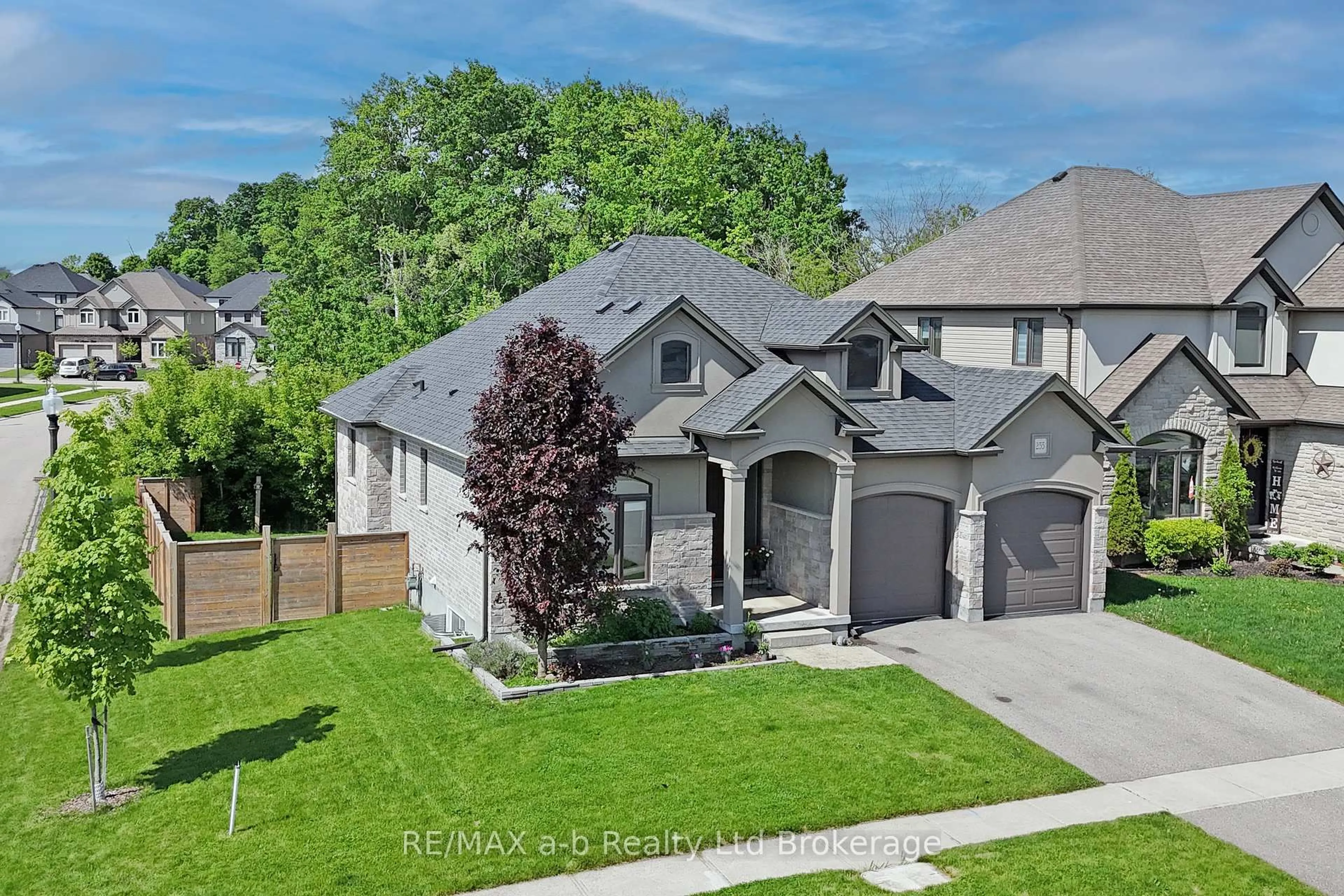A pic from outside/outdoor area/front of a property/back of a property/a pic from drone, street for 255 Wedgewood Dr, Woodstock Ontario N4T 0J1