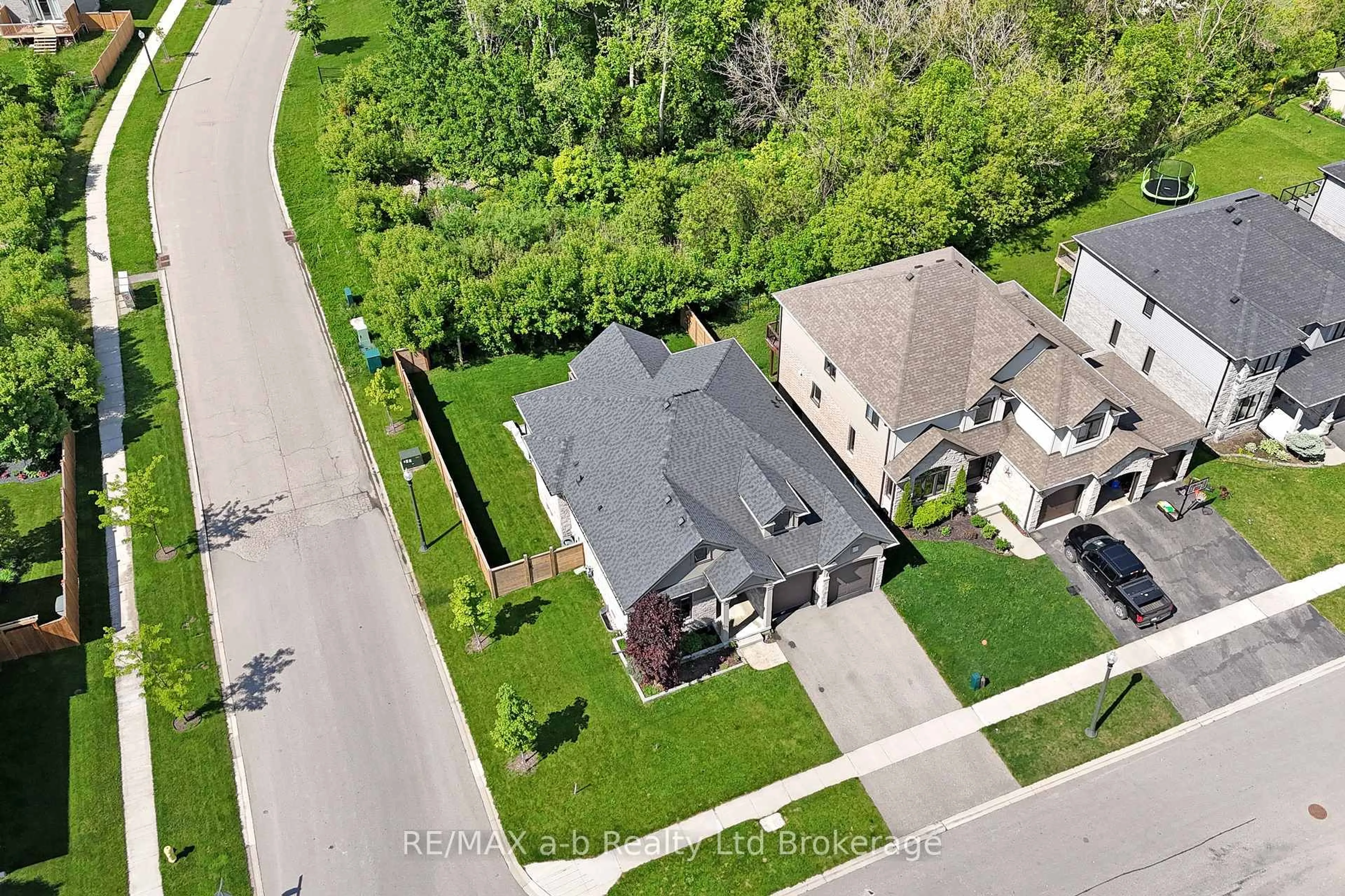 A pic from outside/outdoor area/front of a property/back of a property/a pic from drone, street for 255 Wedgewood Dr, Woodstock Ontario N4T 0J1