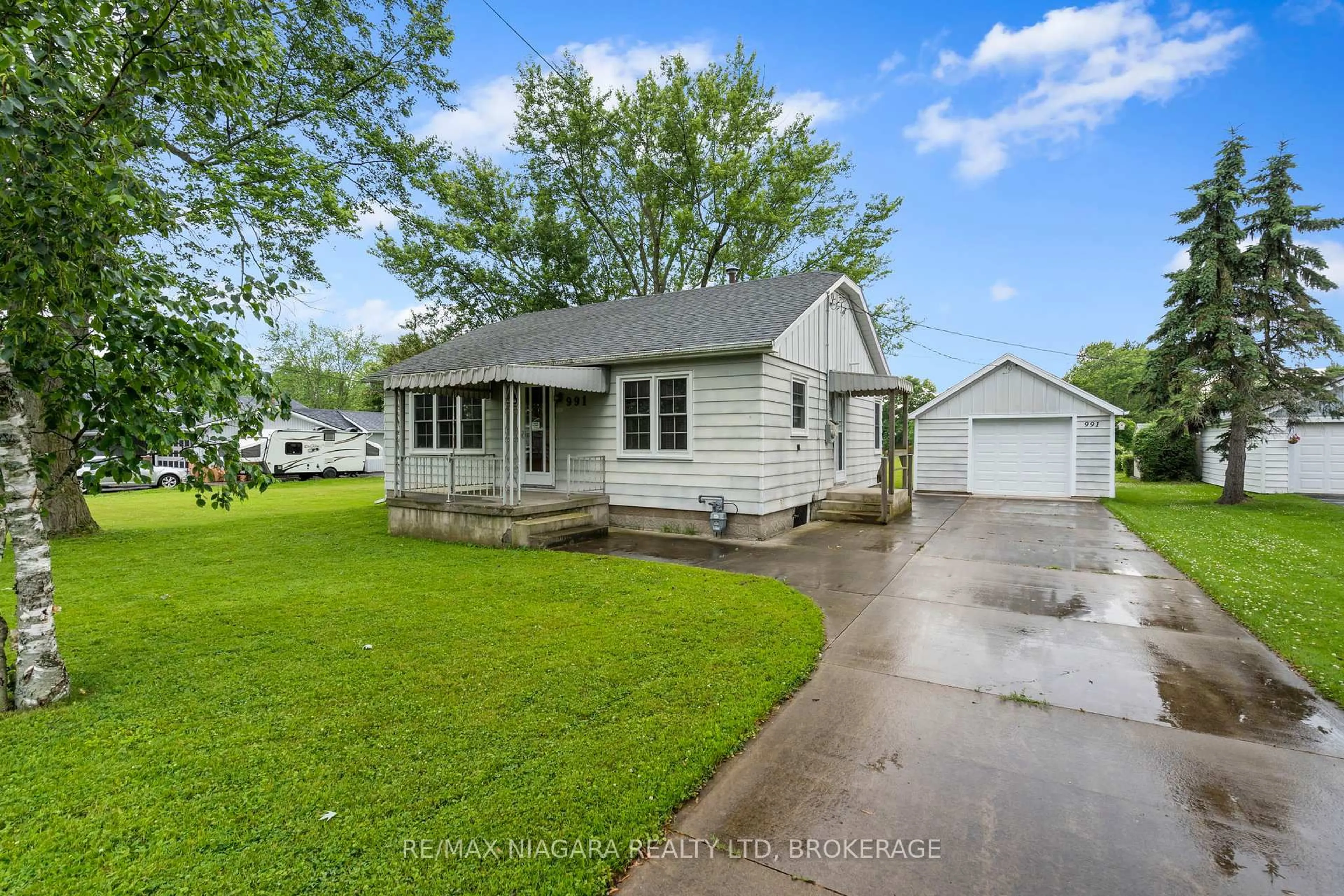 A pic from outside/outdoor area/front of a property/back of a property/a pic from drone, street for 991 Crescent Rd, Fort Erie Ontario L2A 4R6