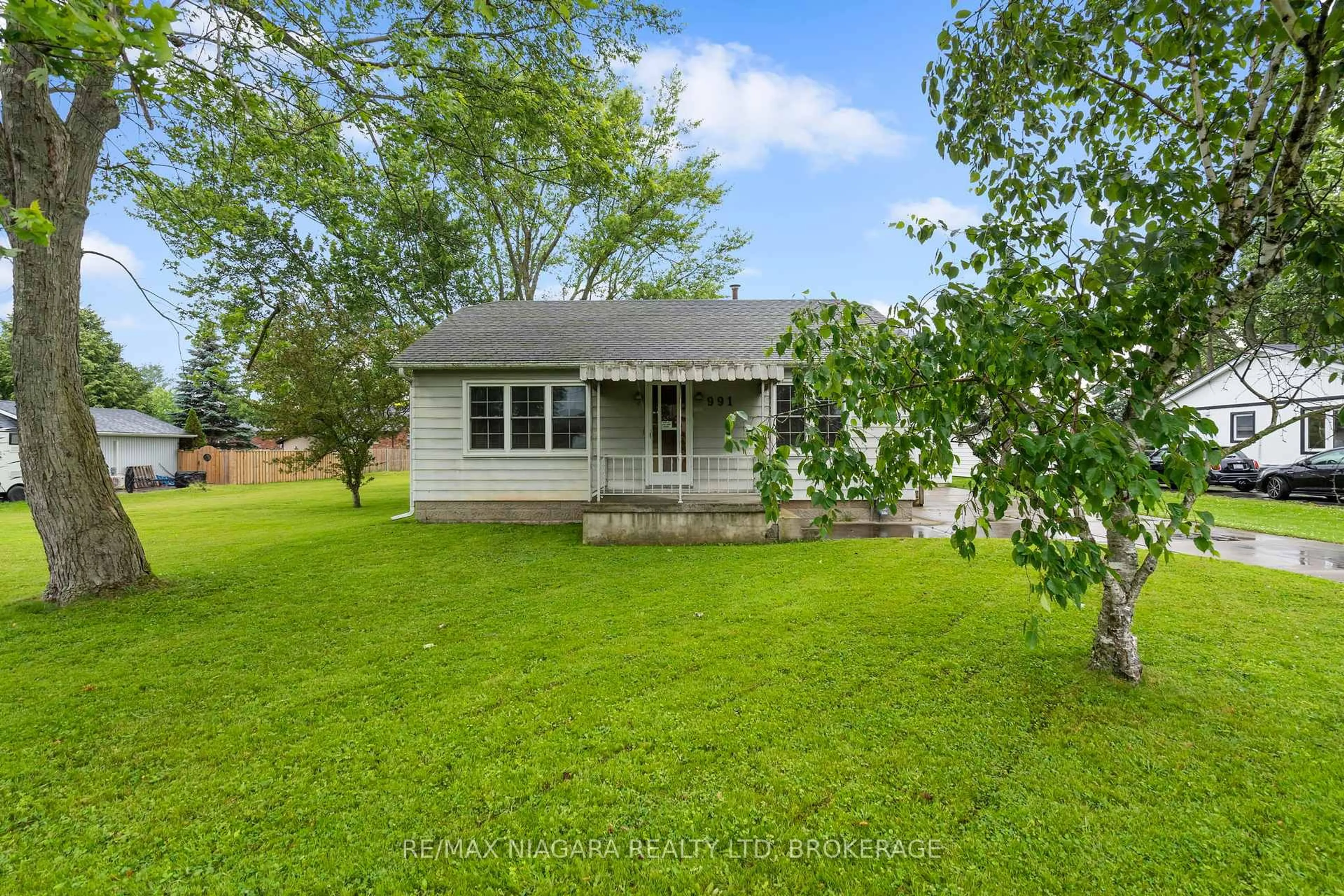 A pic from outside/outdoor area/front of a property/back of a property/a pic from drone, unknown for 991 Crescent Rd, Fort Erie Ontario L2A 4R6