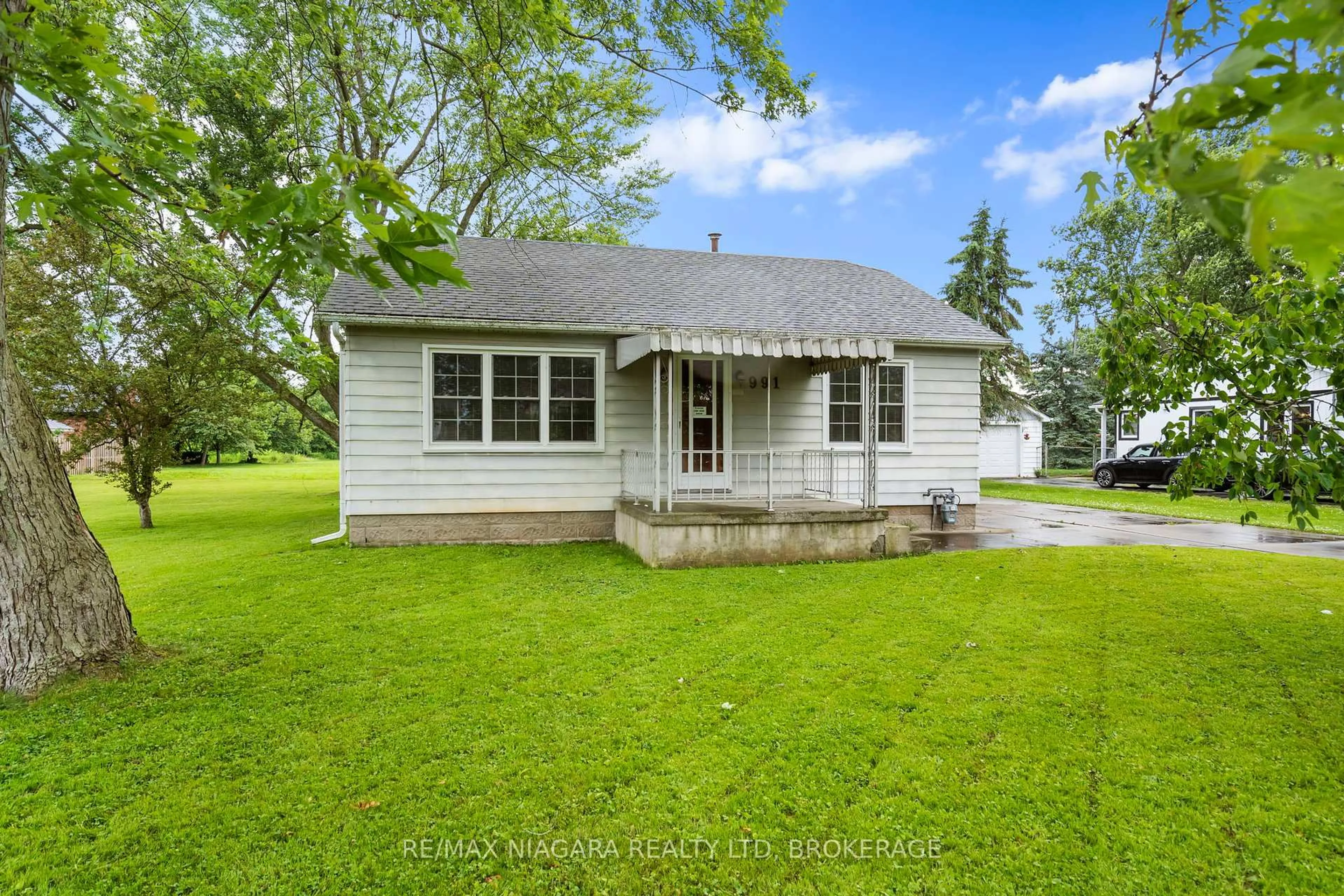 A pic from outside/outdoor area/front of a property/back of a property/a pic from drone, street for 991 Crescent Rd, Fort Erie Ontario L2A 4R6
