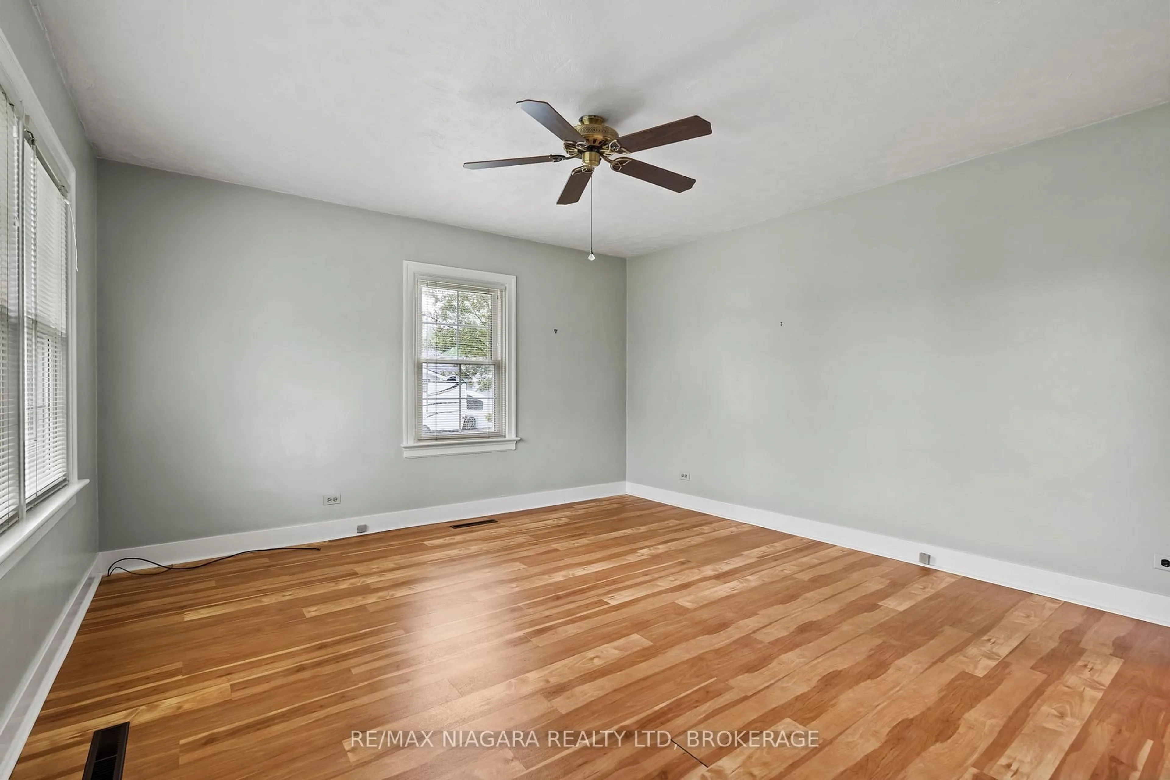 A pic of a room for 991 Crescent Rd, Fort Erie Ontario L2A 4R6