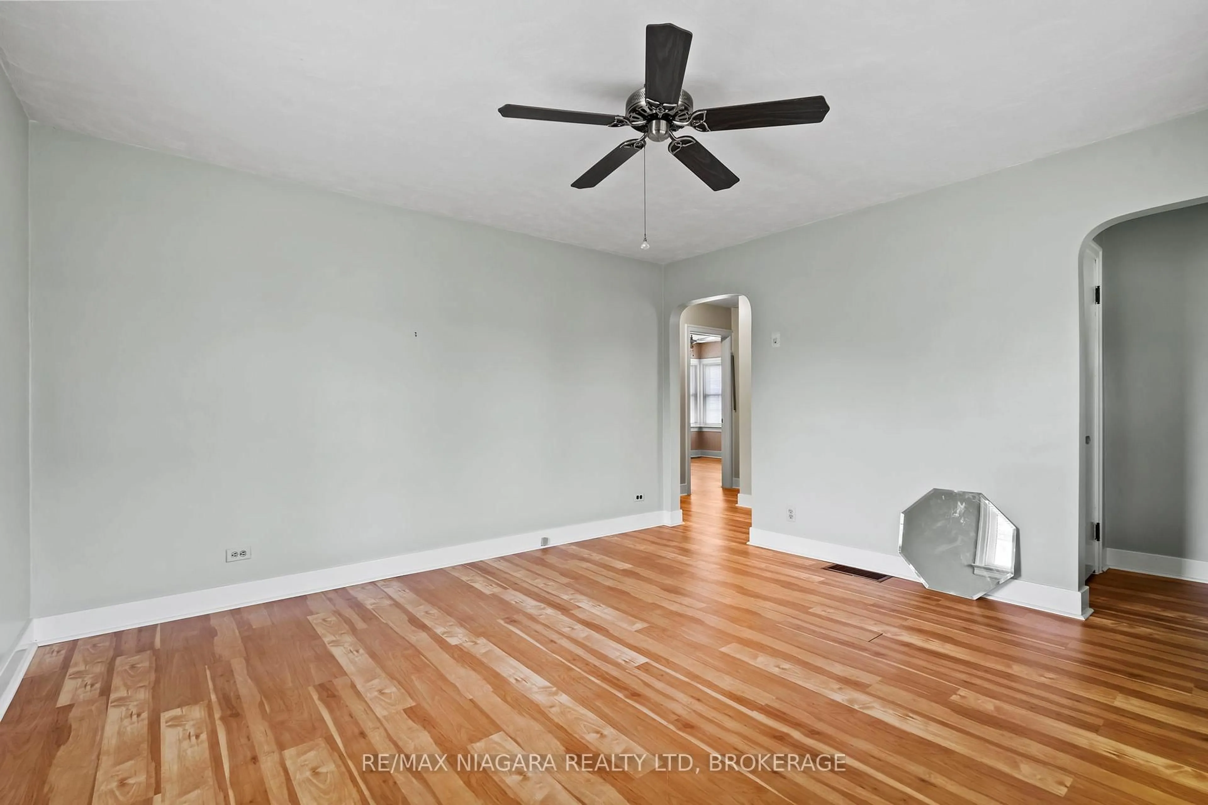 A pic of a room for 991 Crescent Rd, Fort Erie Ontario L2A 4R6