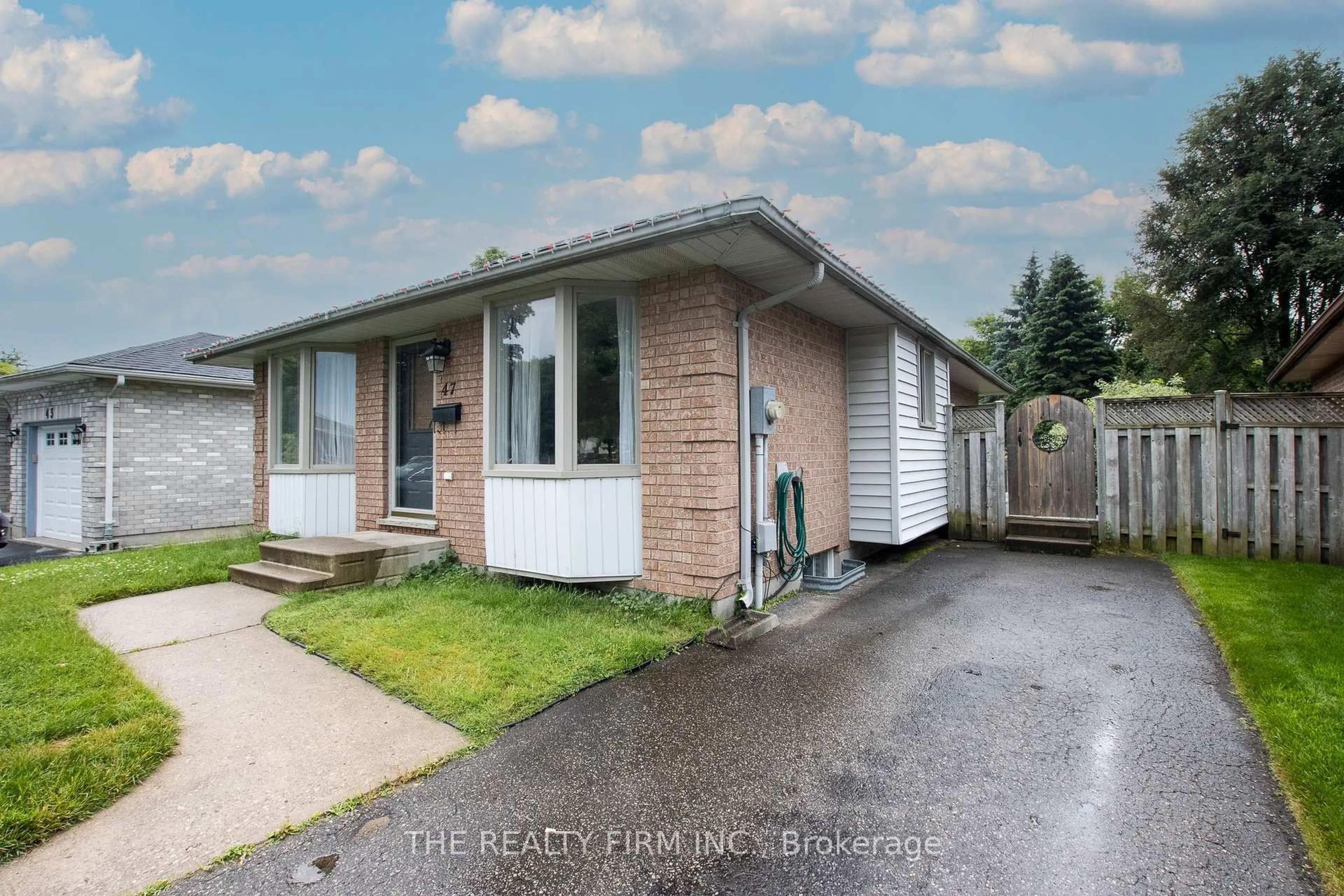 A pic from outside/outdoor area/front of a property/back of a property/a pic from drone, street for 47 Portsmouth Rd, London East Ontario N5V 4E2