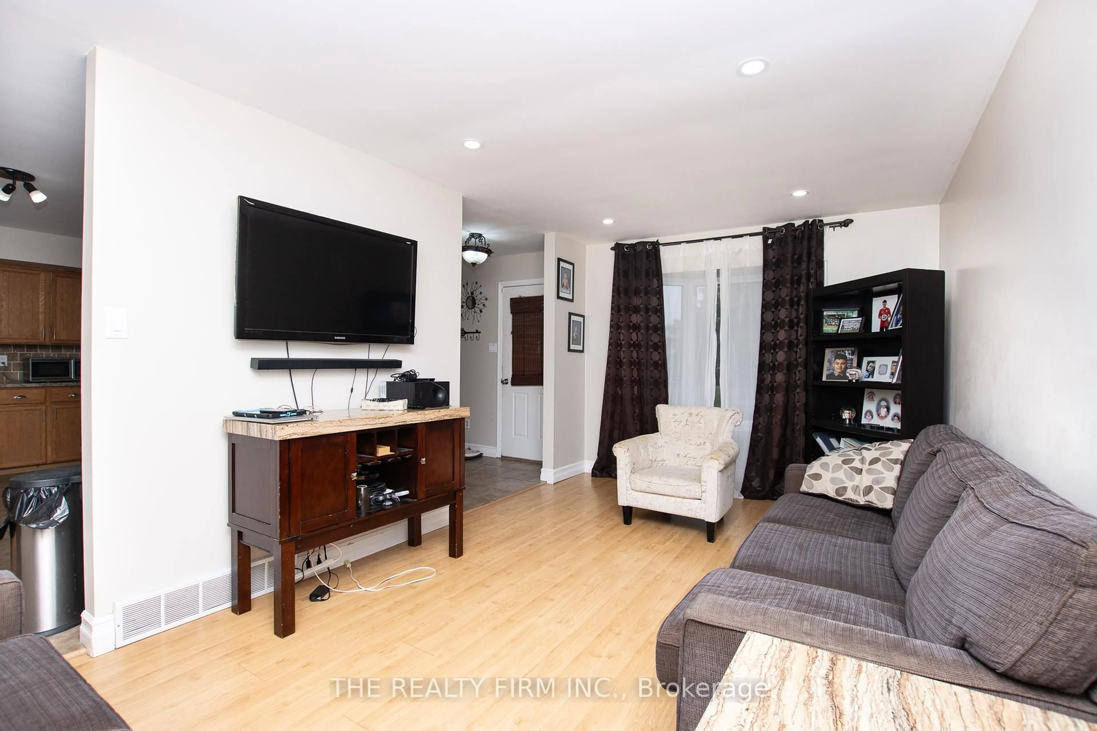 Living room with furniture, wood/laminate floor for 47 Portsmouth Rd, London East Ontario N5V 4E2