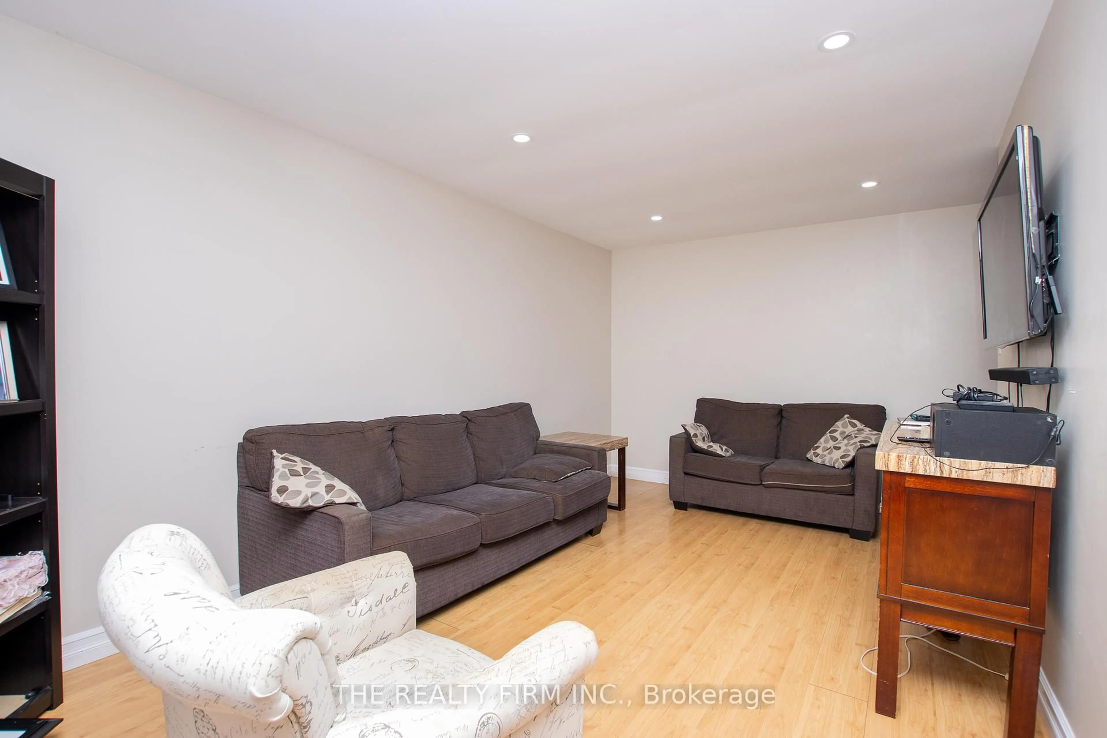 Living room with furniture, wood/laminate floor for 47 Portsmouth Rd, London East Ontario N5V 4E2