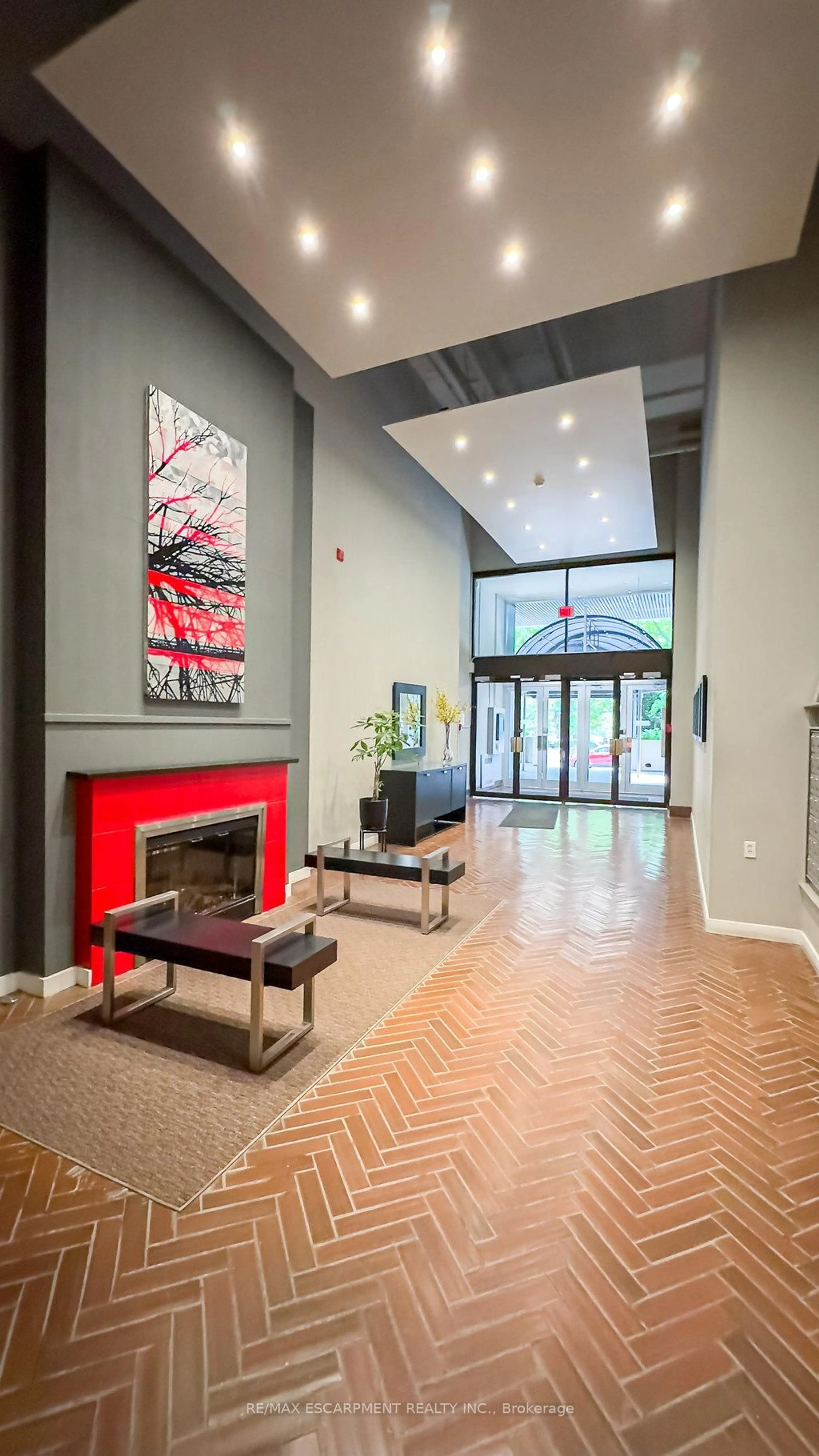 Indoor foyer for 66 Bay St #102, Hamilton Ontario L8P 4Z6