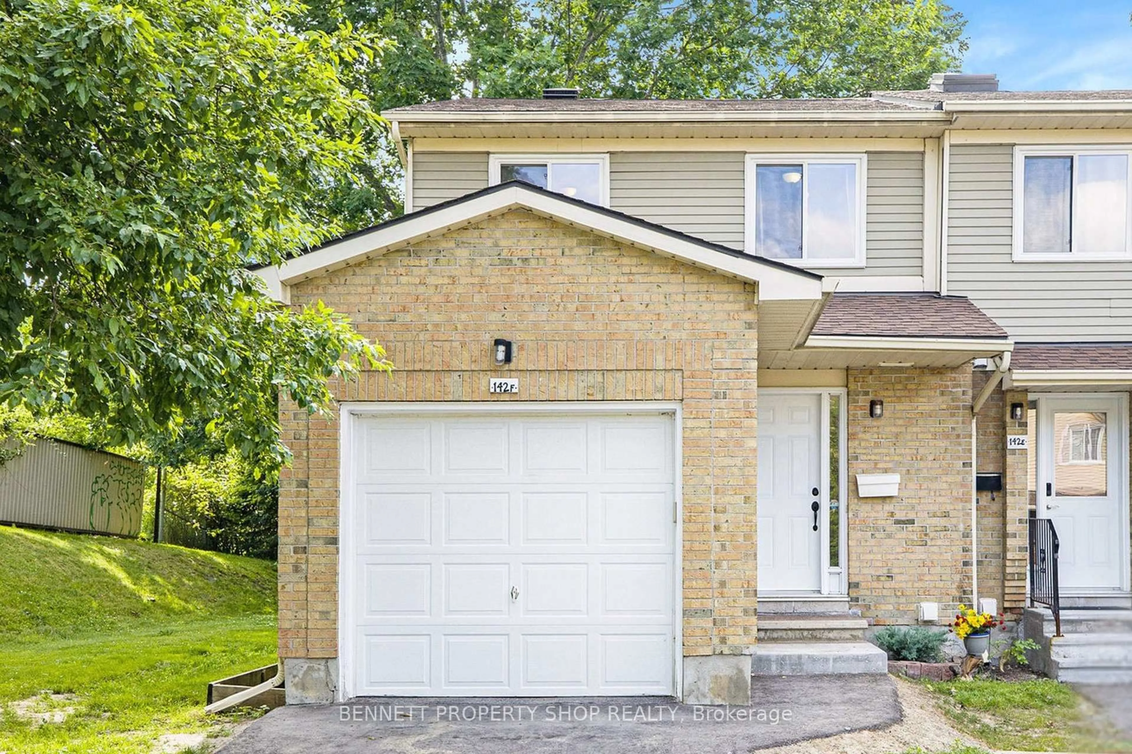 Home with brick exterior material, street for 142 Valley Stream Dr #F, Ottawa Ontario K2H 9C6