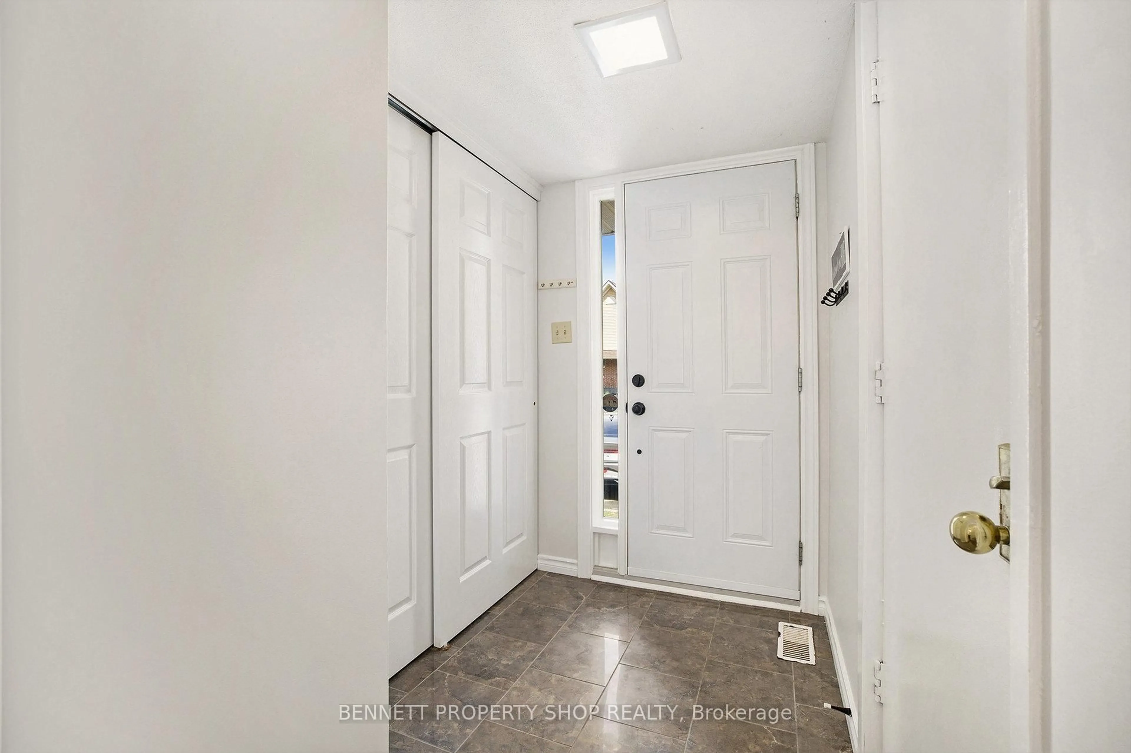 Indoor entryway for 142 Valley Stream Dr #F, Ottawa Ontario K2H 9C6