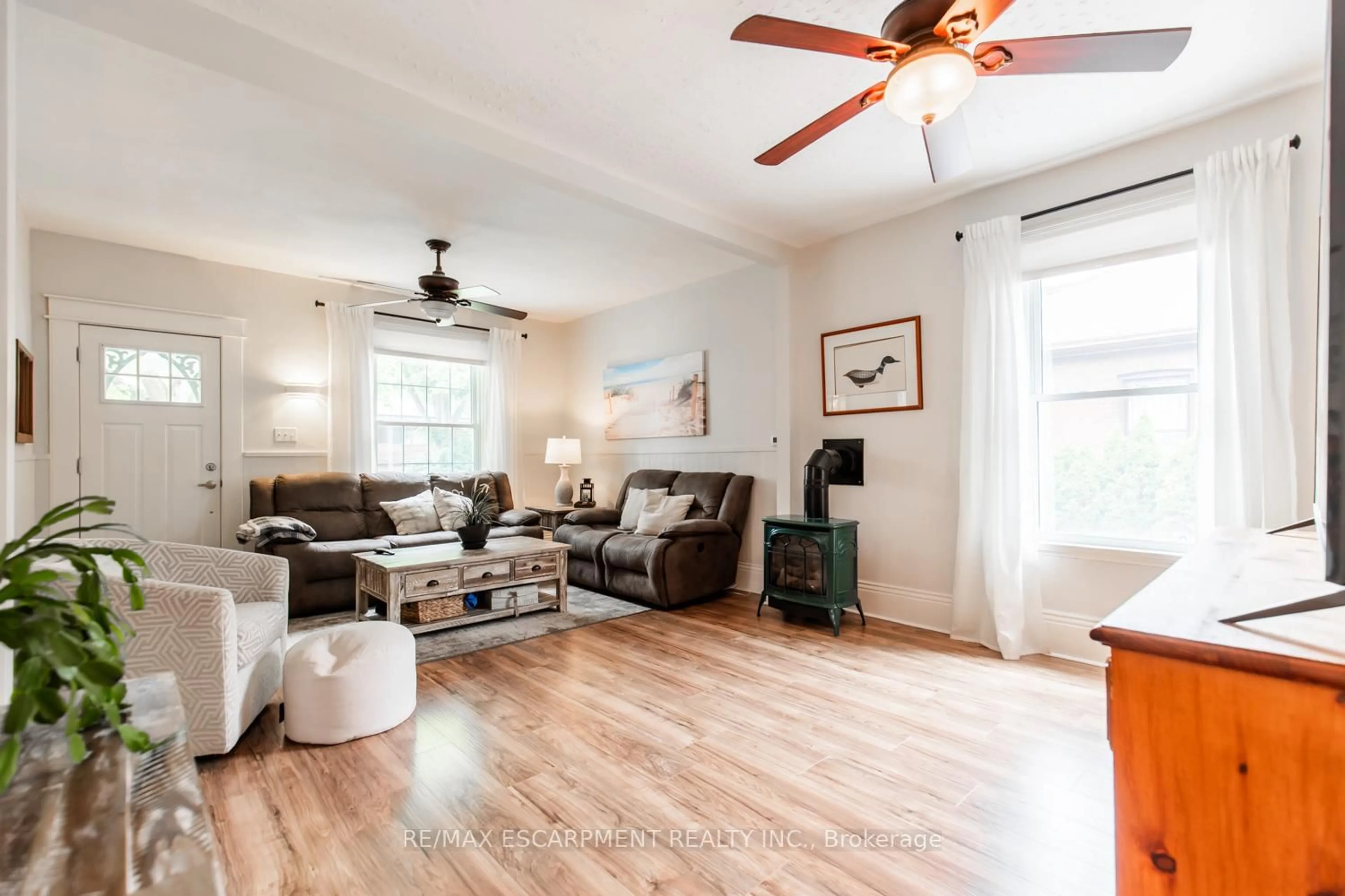Living room with furniture, wood/laminate floor for 163 Campbell St, Brantford Ontario N3S 5B4
