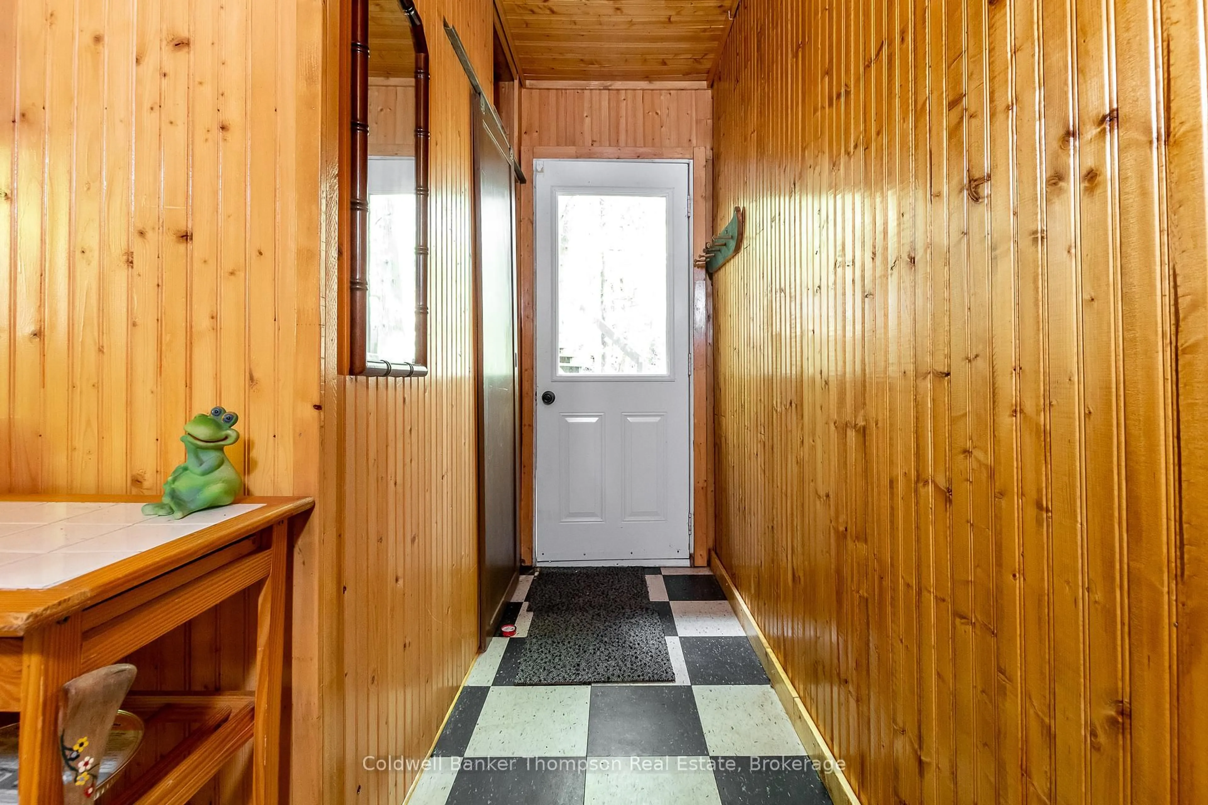 Indoor foyer for 91B Cedar Lane, Kearney Ontario P0A 1M0