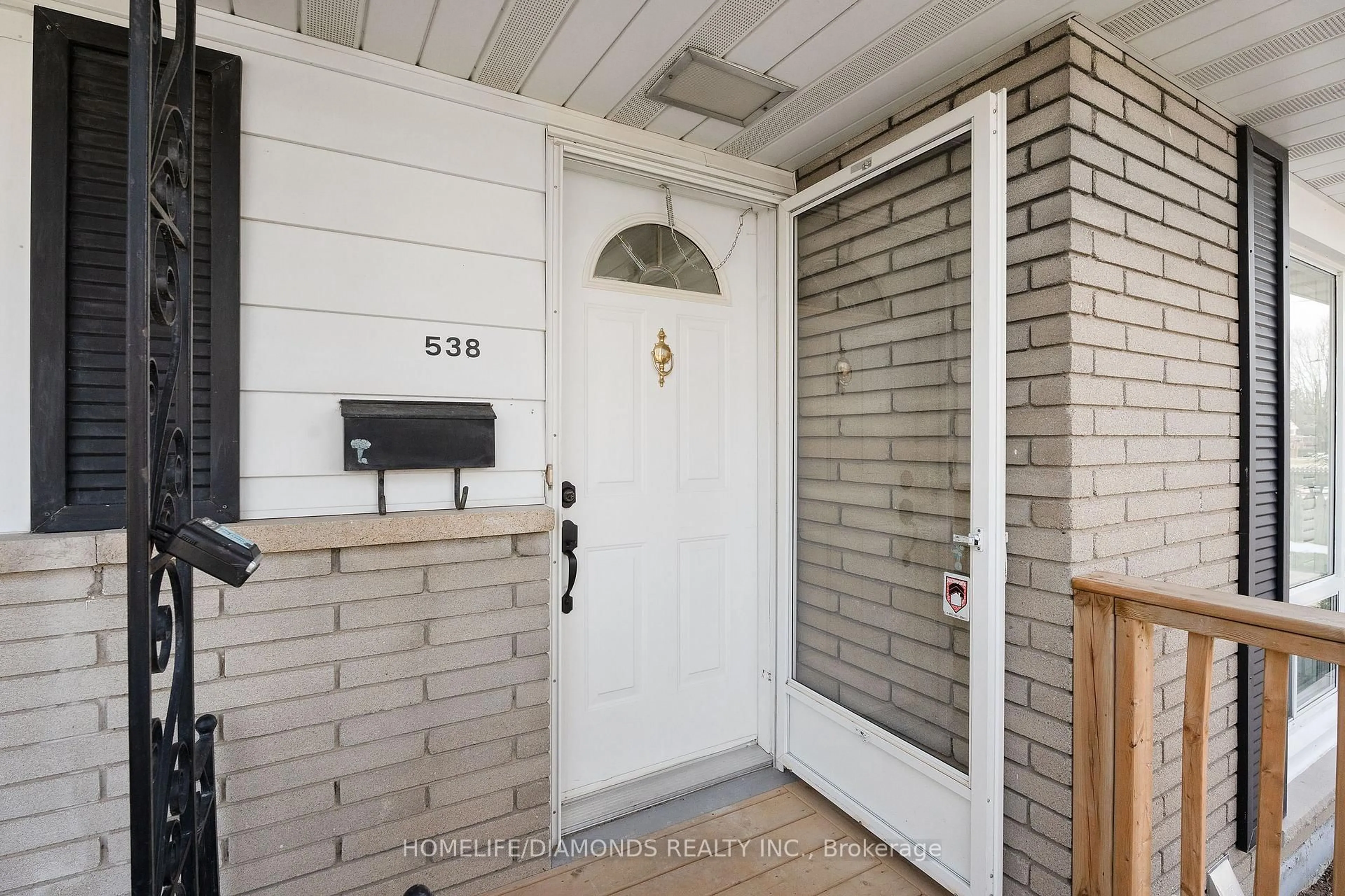 Indoor entryway for 538 Lloyd Ave, Welland Ontario L3C 2Z5