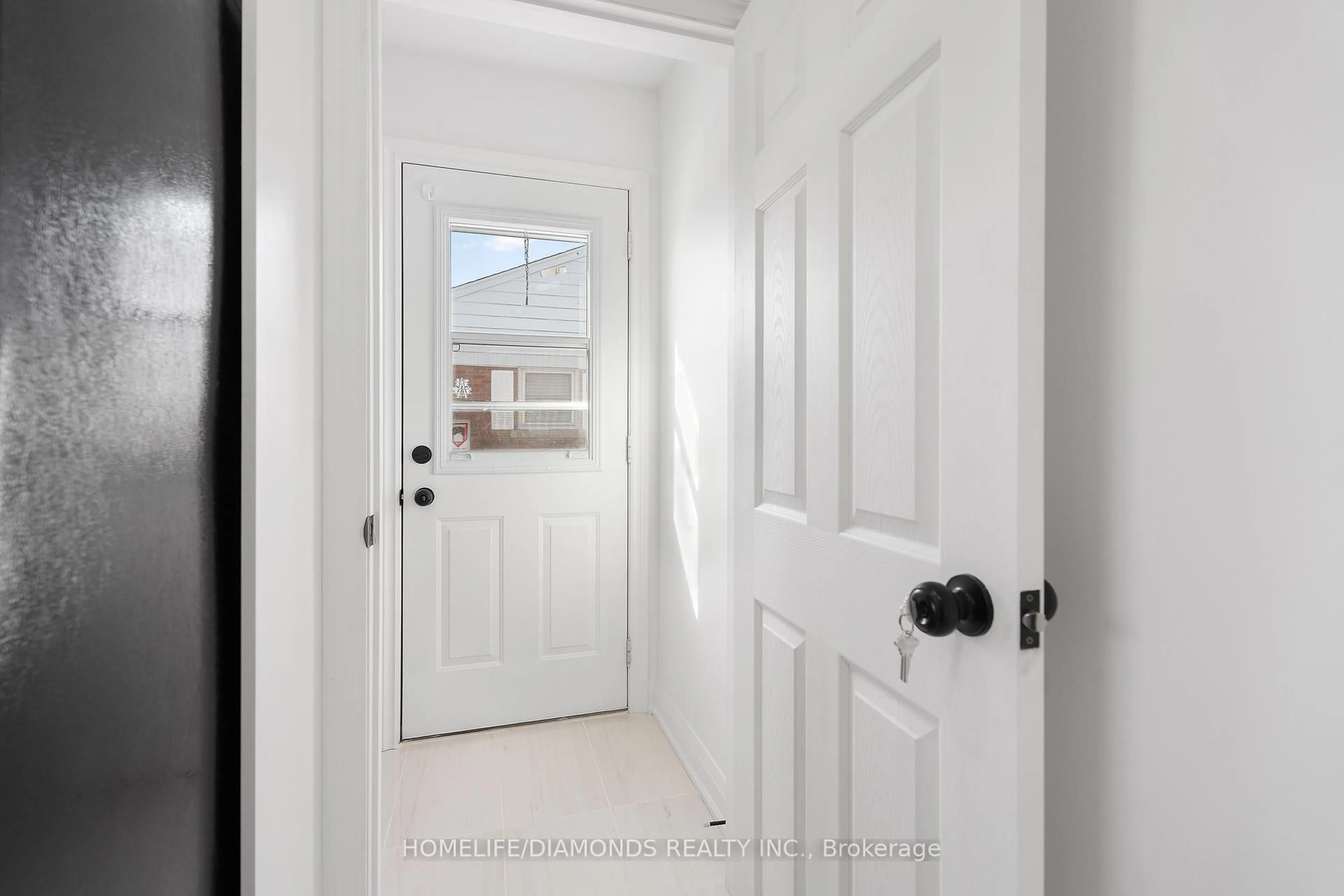 Indoor entryway for 538 Lloyd Ave, Welland Ontario L3C 2Z5