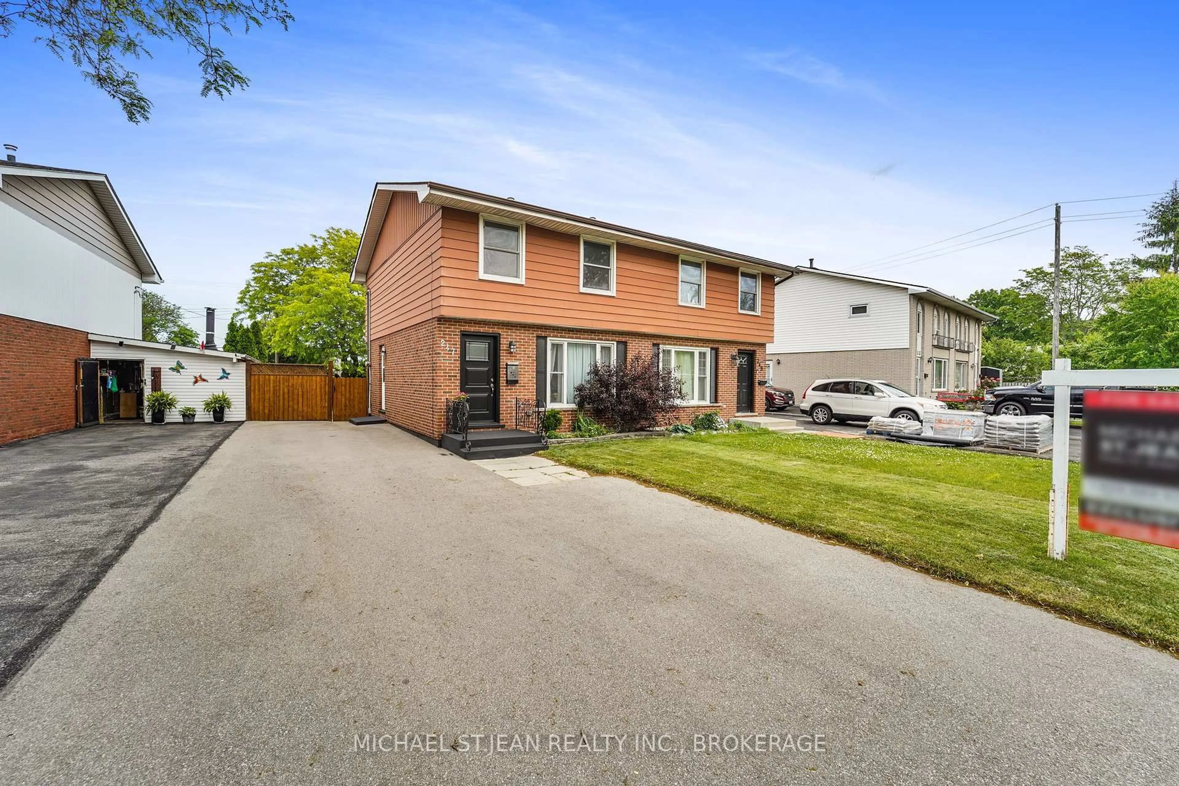 A pic from outside/outdoor area/front of a property/back of a property/a pic from drone, street for 247 St Andrews Dr, Hamilton Ontario L8K 5K2
