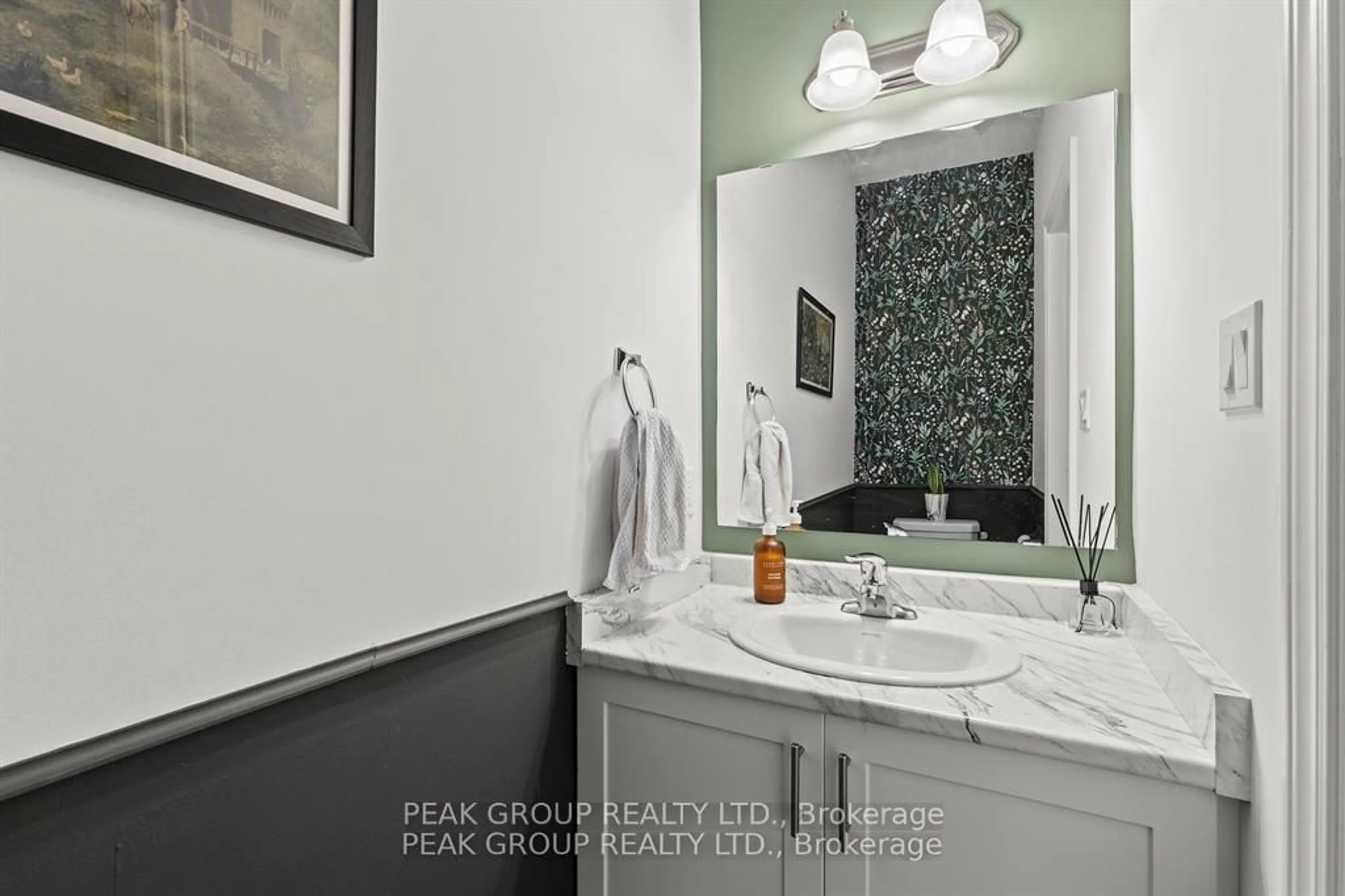 Contemporary bathroom, ceramic/tile floor for 14 Venture Way, Thorold Ontario L2V 0G9