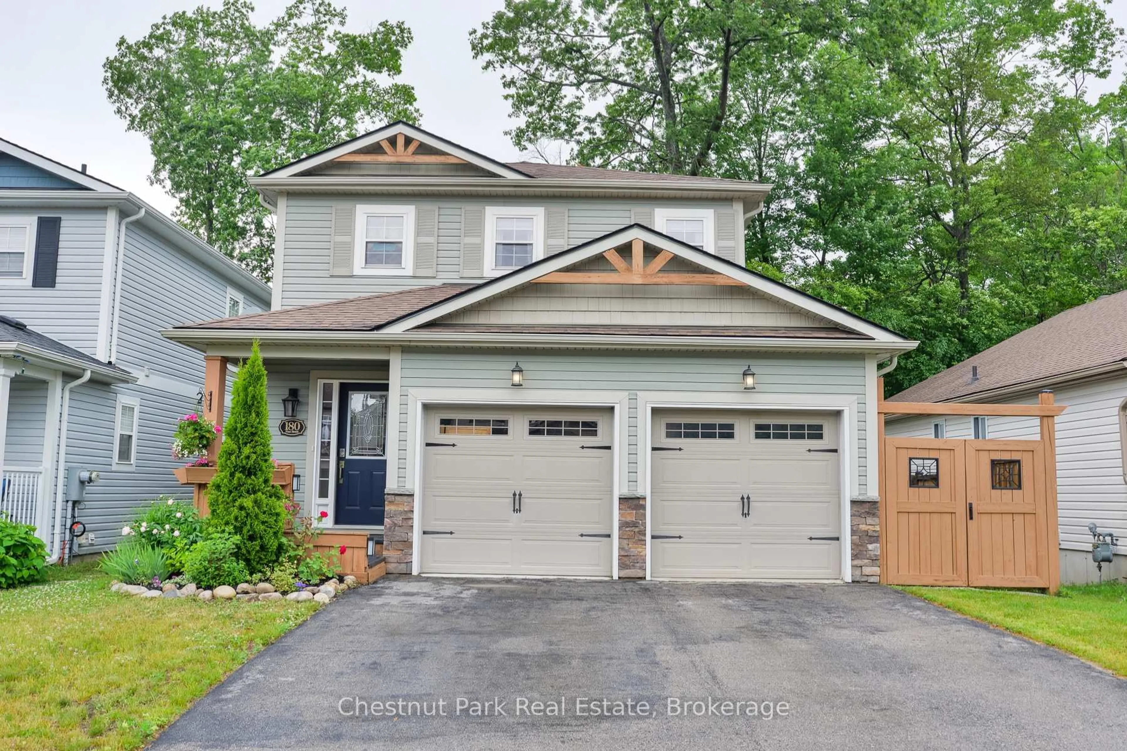 Home with vinyl exterior material, street for 180 Pine St, Gravenhurst Ontario P1P 1B1