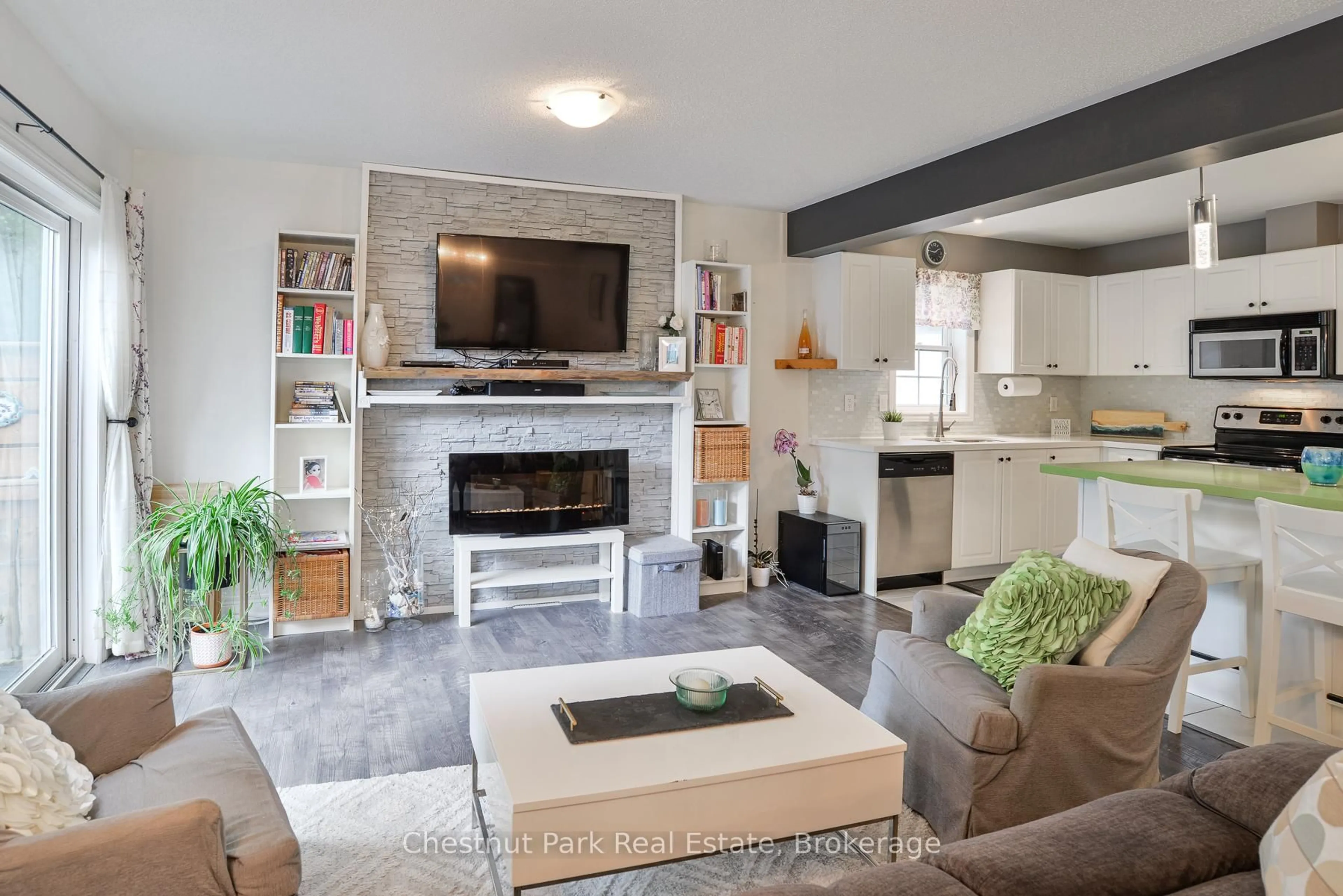 Living room with furniture, unknown for 180 Pine St, Gravenhurst Ontario P1P 1B1