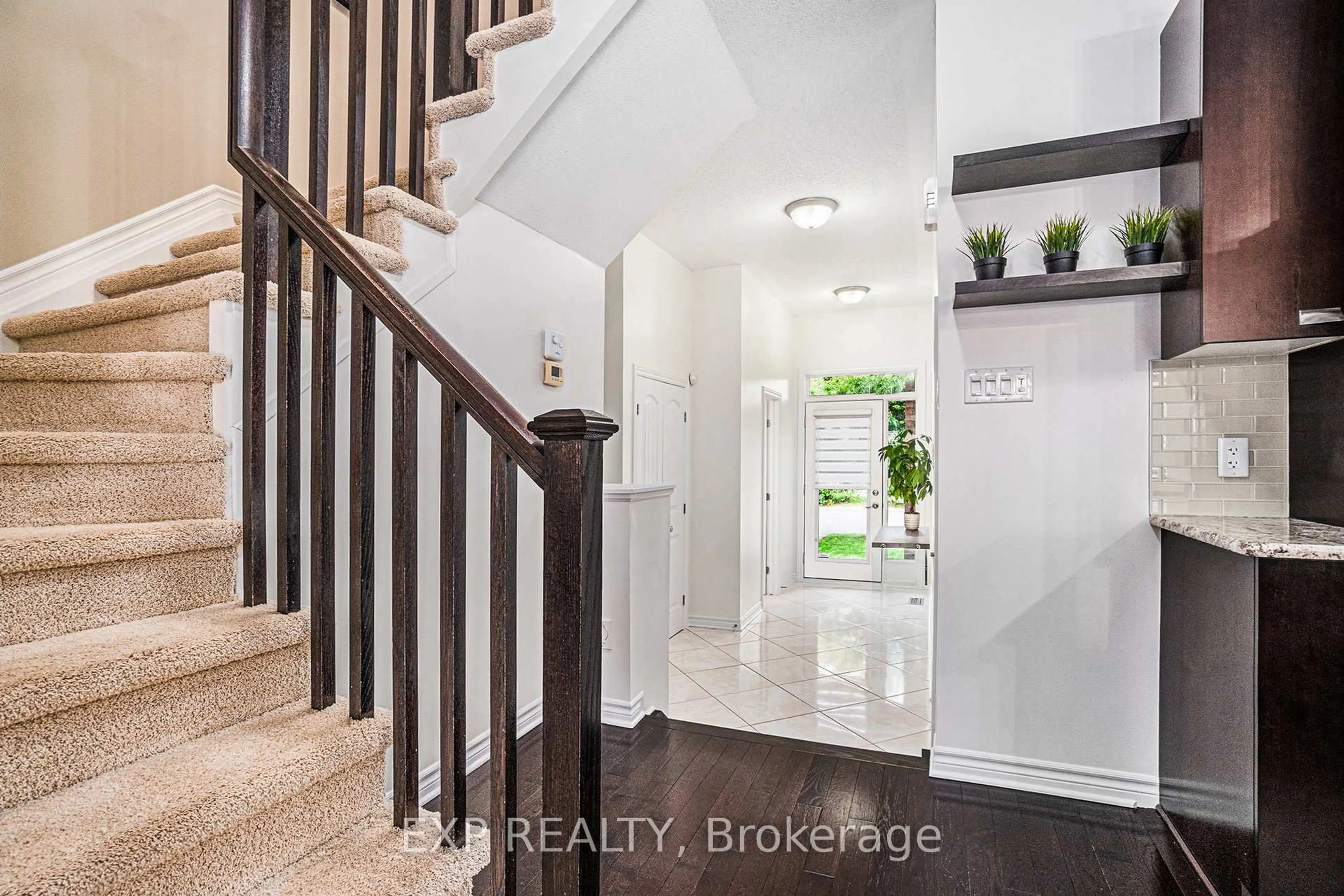 Indoor entryway for 493 Rochefort Circ, Ottawa Ontario K4A 0M9