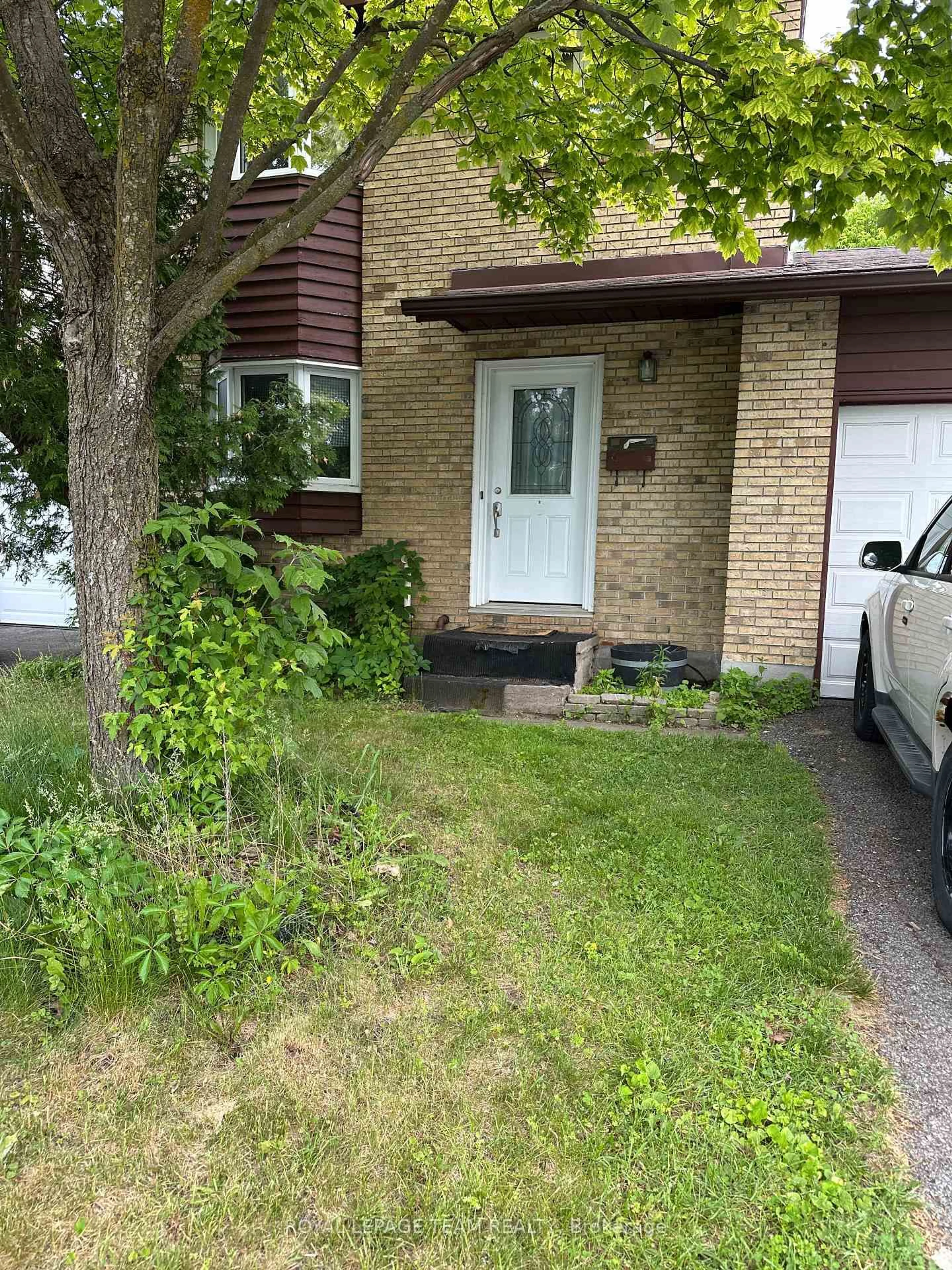Unknown for 322 Des Epinettes Ave, Ottawa Ontario K1E 2L6