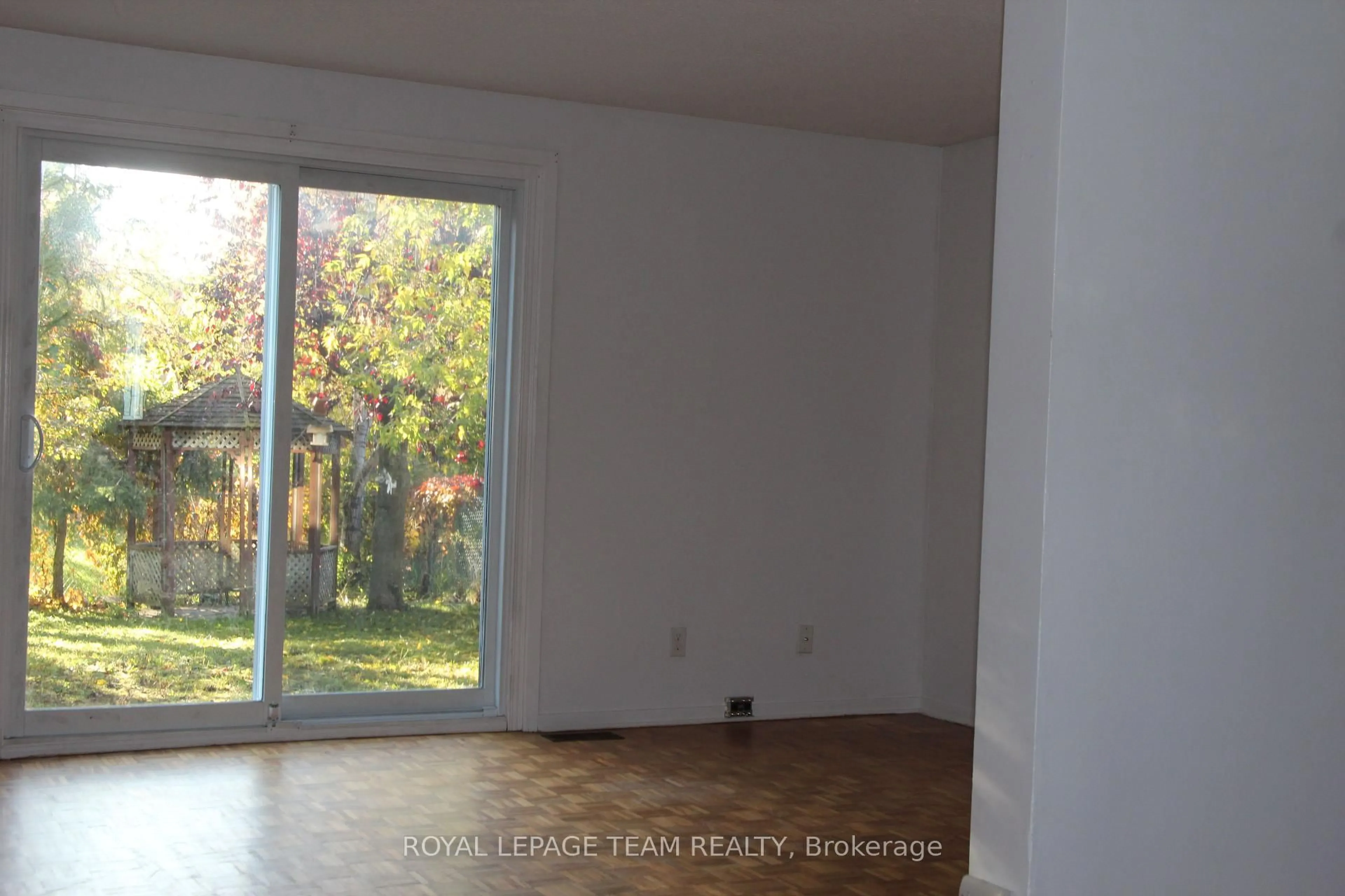 A pic of a room for 322 Des Epinettes Ave, Ottawa Ontario K1E 2L6