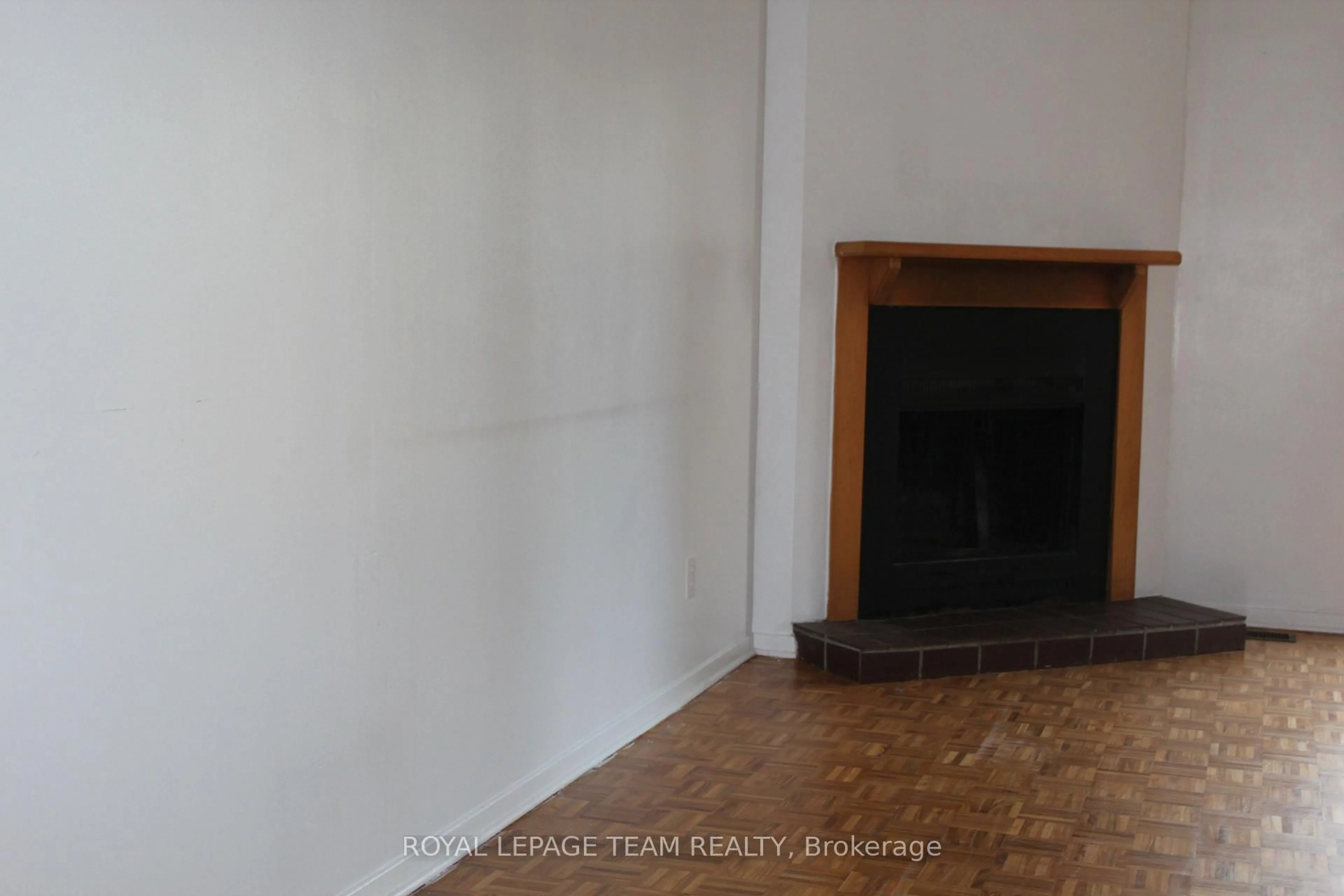 A pic of a room for 322 Des Epinettes Ave, Ottawa Ontario K1E 2L6
