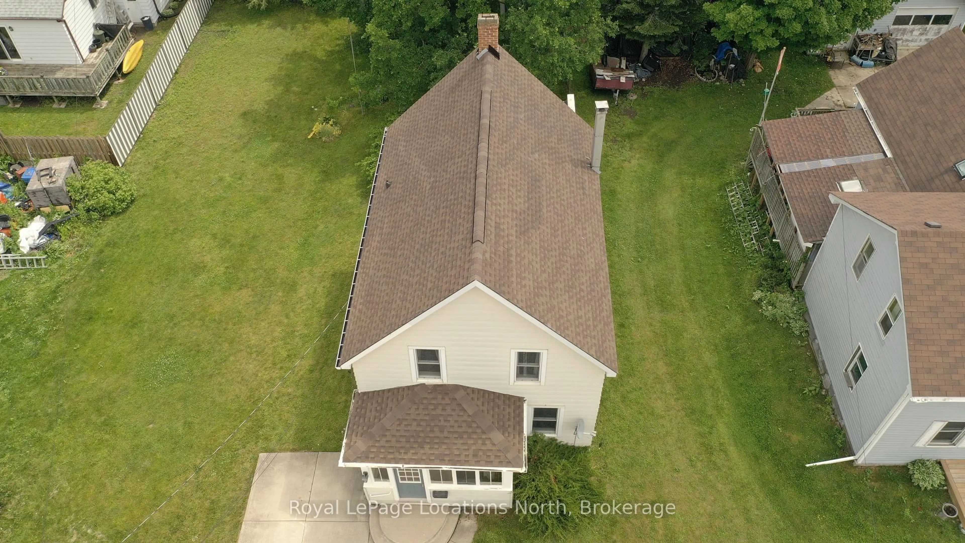 A pic from outside/outdoor area/front of a property/back of a property/a pic from drone, building for 163 Henry St, Meaford Ontario N4L 1E1