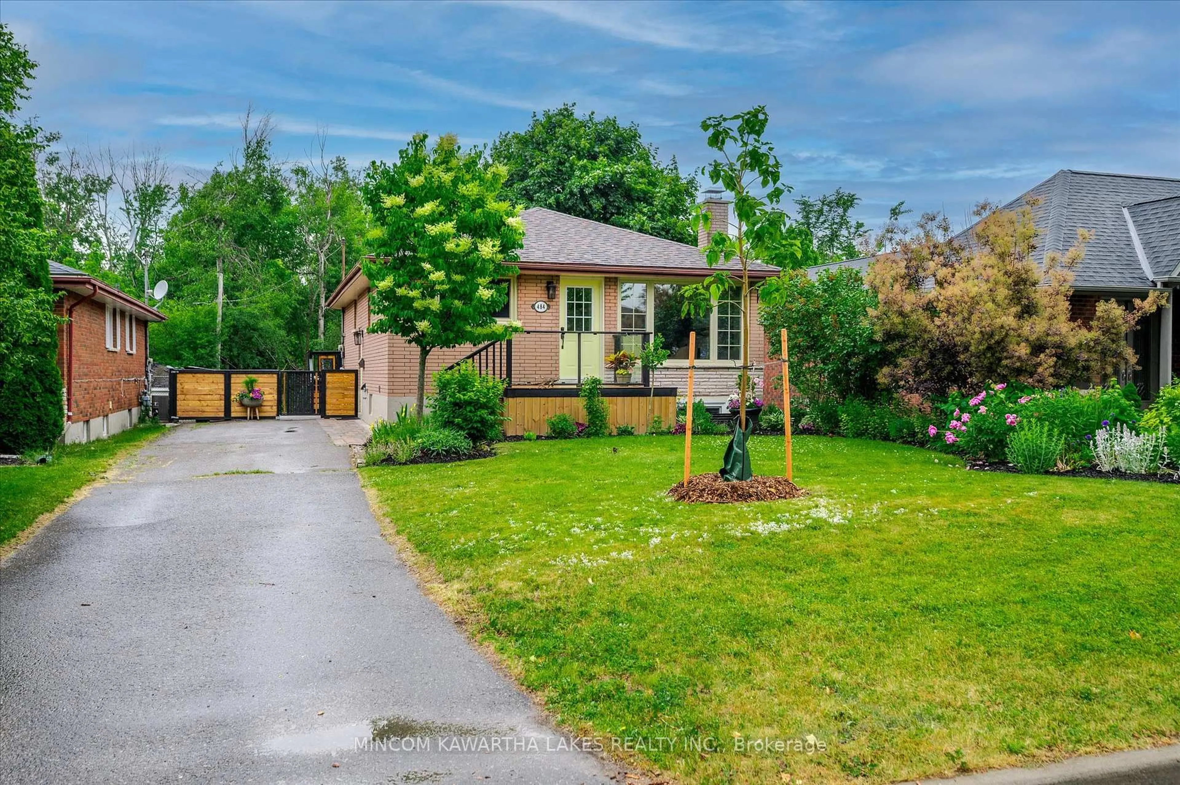 A pic from outside/outdoor area/front of a property/back of a property/a pic from drone, street for 484 Raymond St, Peterborough North Ontario K9H 5M8