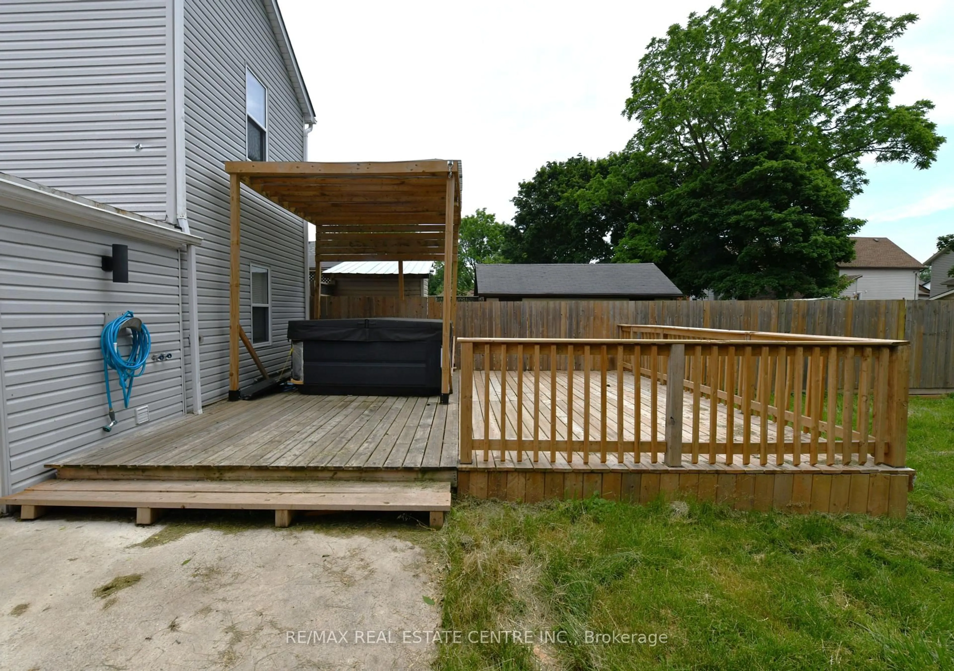 Patio, street for 10 MEDA St, St. Thomas Ontario N5P 1W5