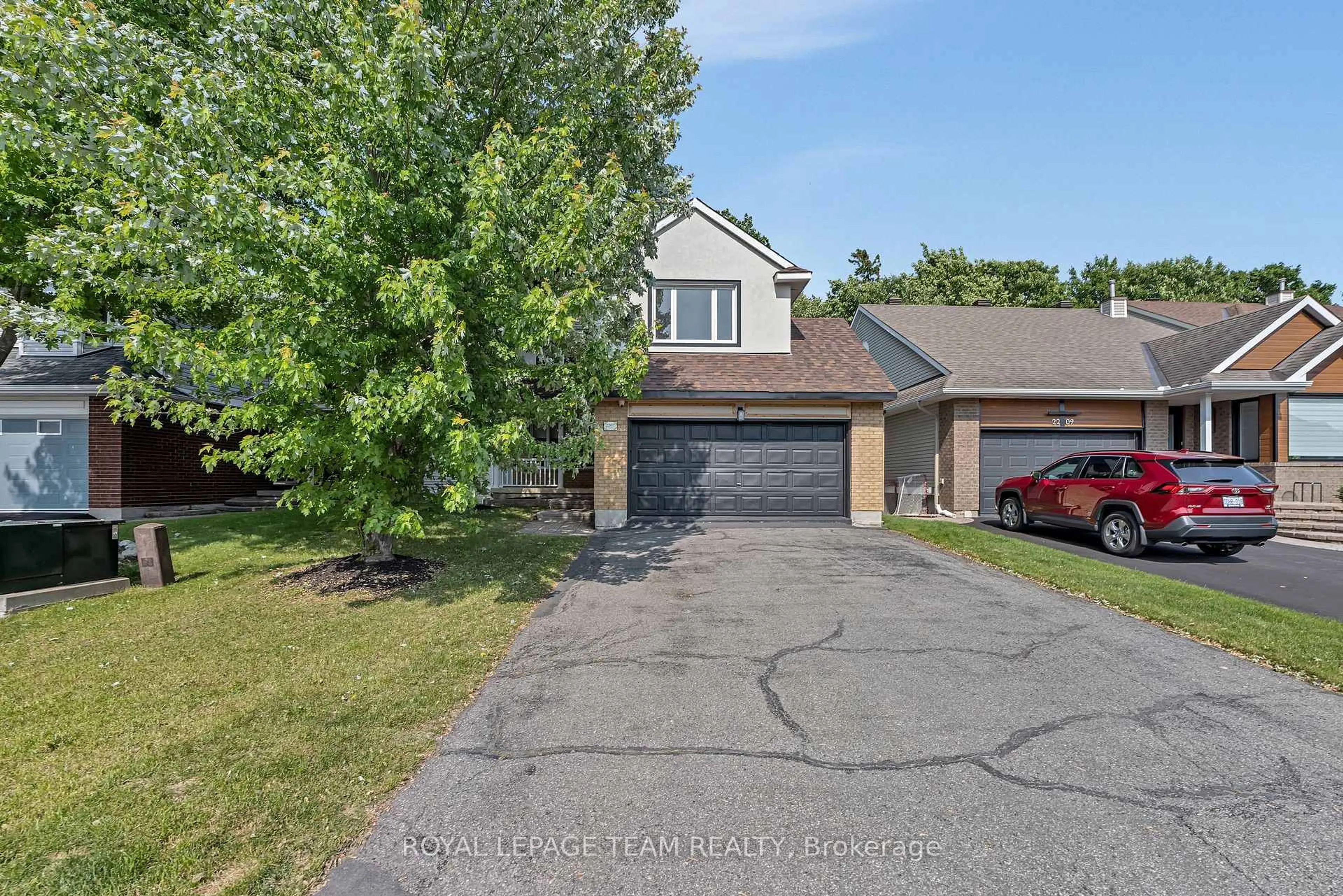 A pic from outside/outdoor area/front of a property/back of a property/a pic from drone, street for 2207 Nature Trail Cres, Ottawa Ontario K1W 1E7