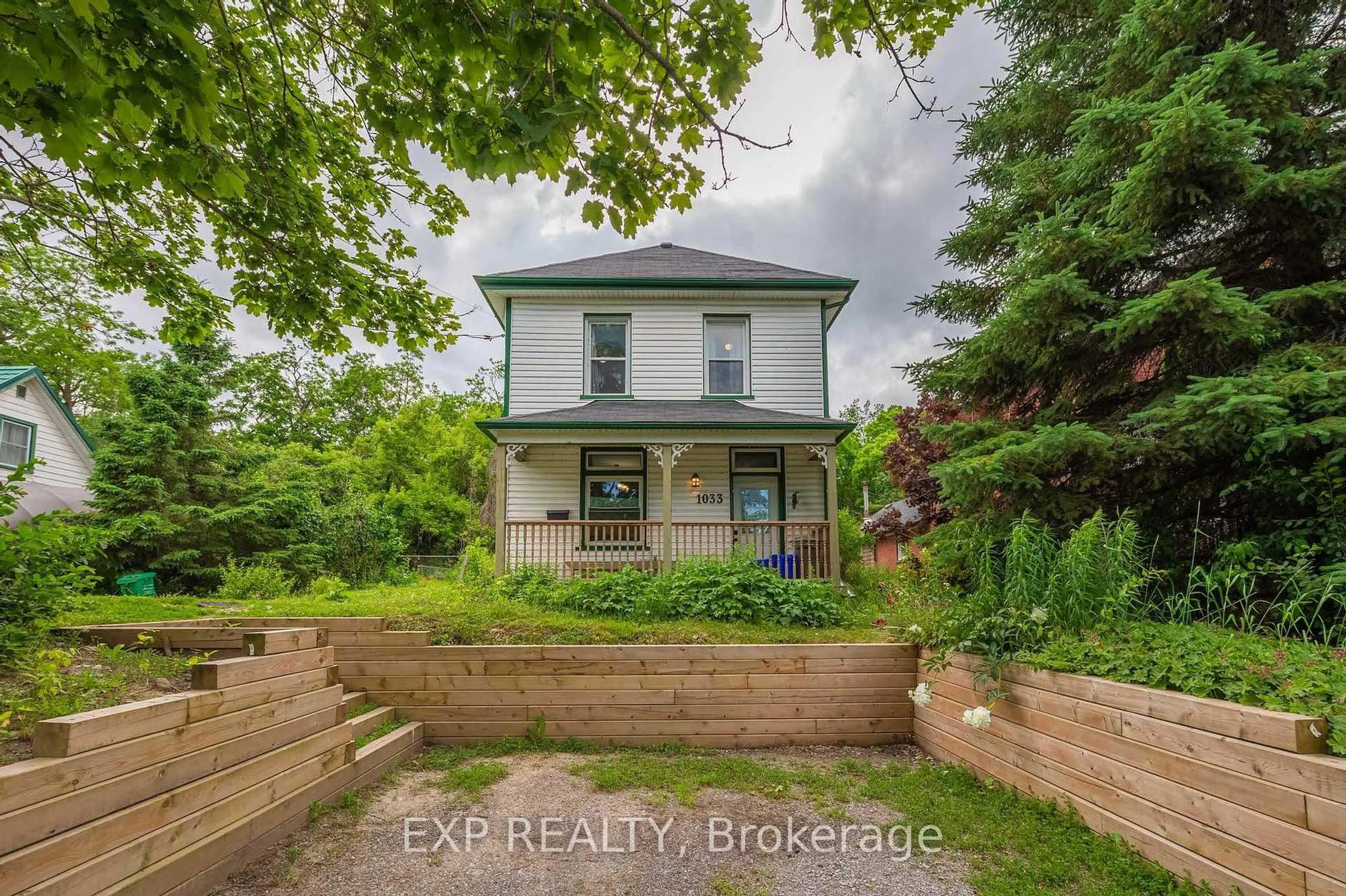 A pic from outside/outdoor area/front of a property/back of a property/a pic from drone, building for 1033 Water St, Peterborough North Ontario K9H 3P5