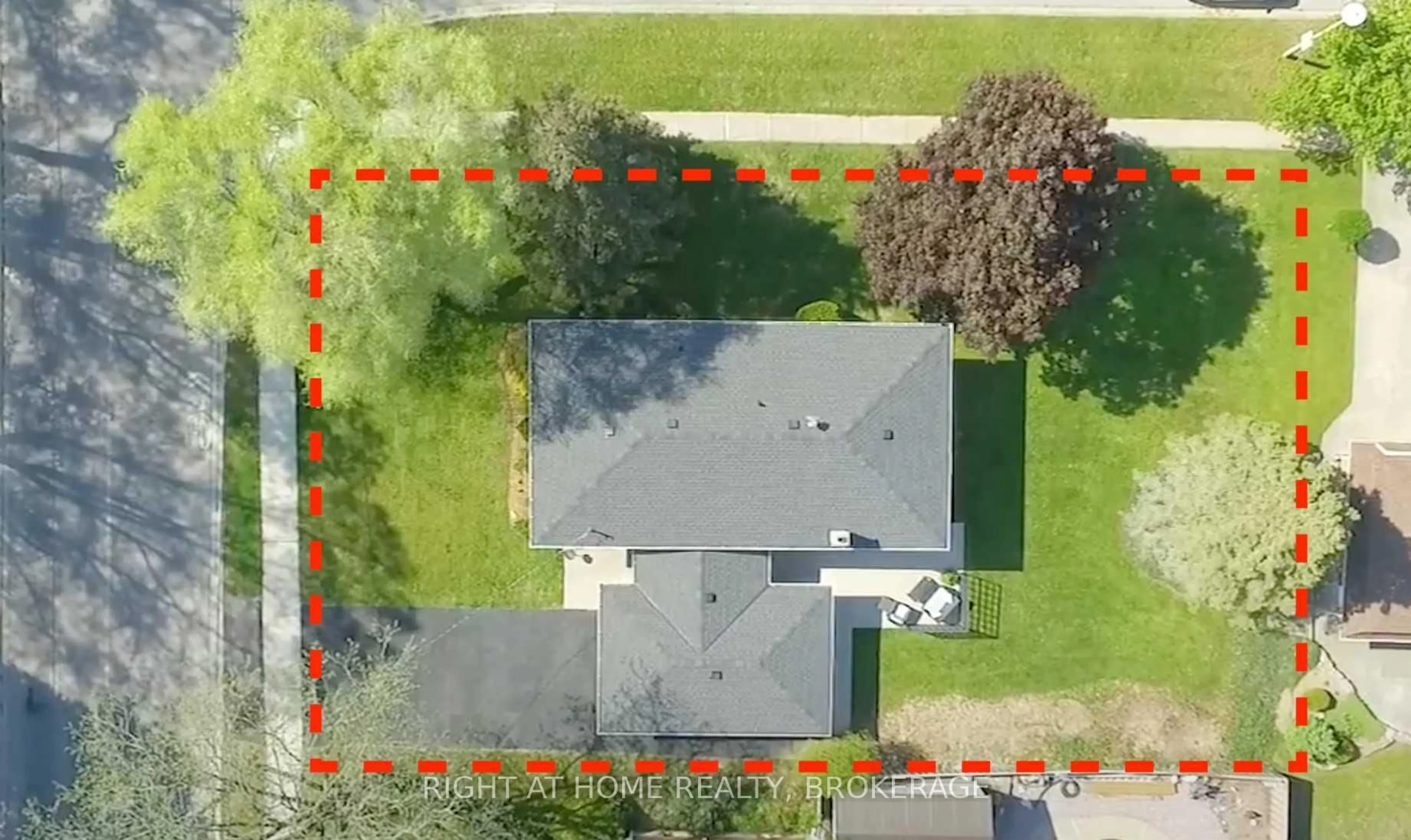 A pic from outside/outdoor area/front of a property/back of a property/a pic from drone, street for 1190 HAIST St, Pelham Ontario L0S 1E2