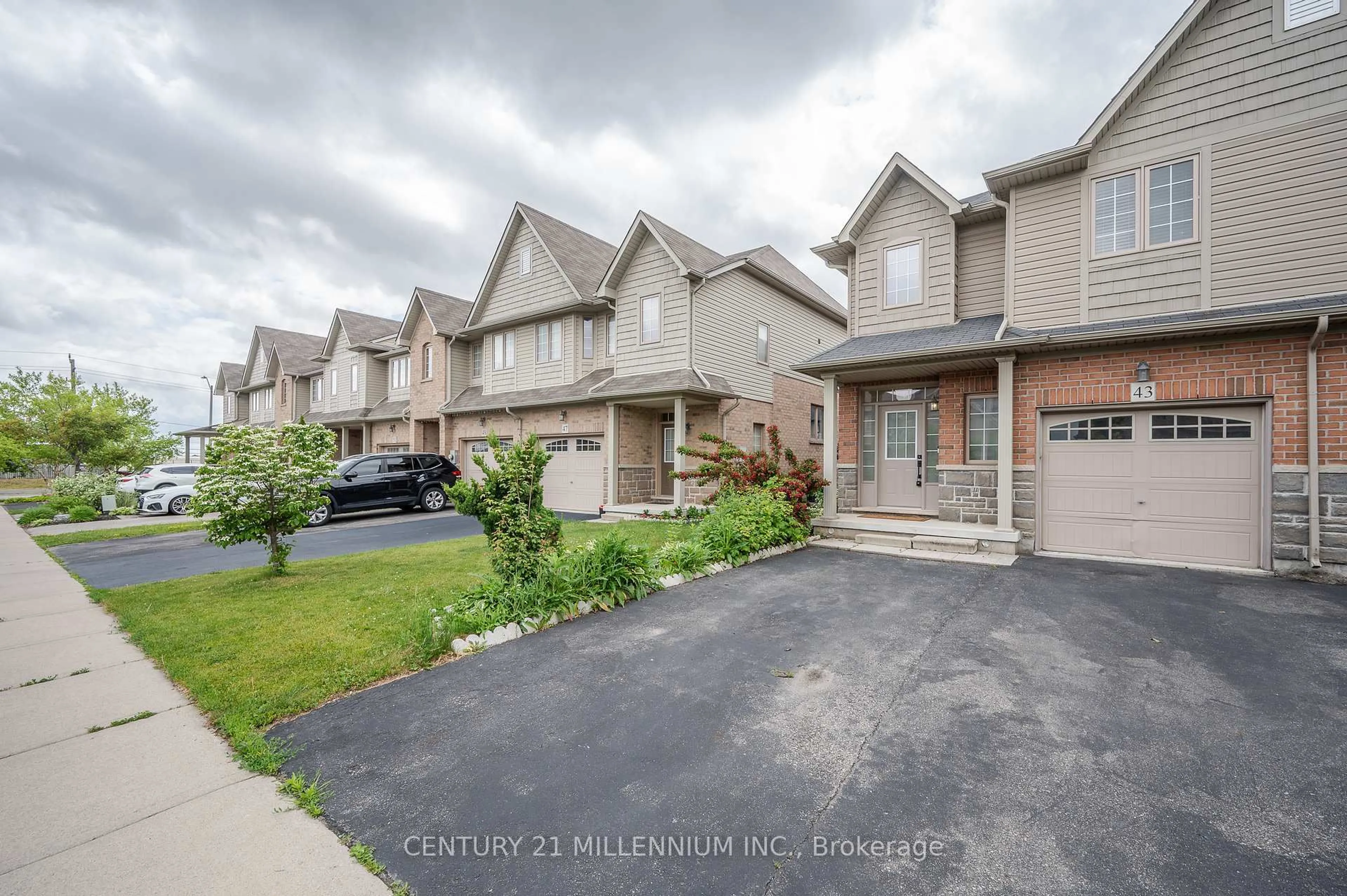 A pic from outside/outdoor area/front of a property/back of a property/a pic from drone, street for 43 Bankfield Cres, Hamilton Ontario L8J 0C1