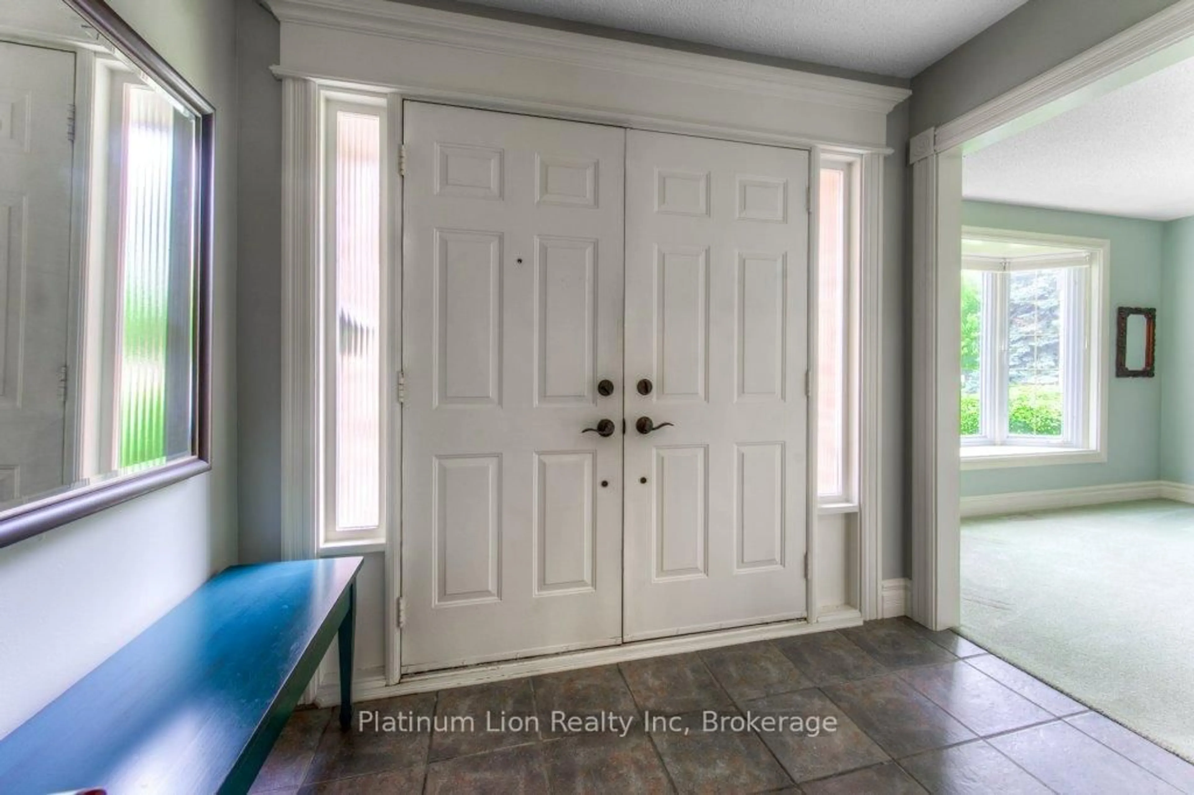 Indoor entryway for 38 Oceanic Dr, Hamilton Ontario L8E 4H5