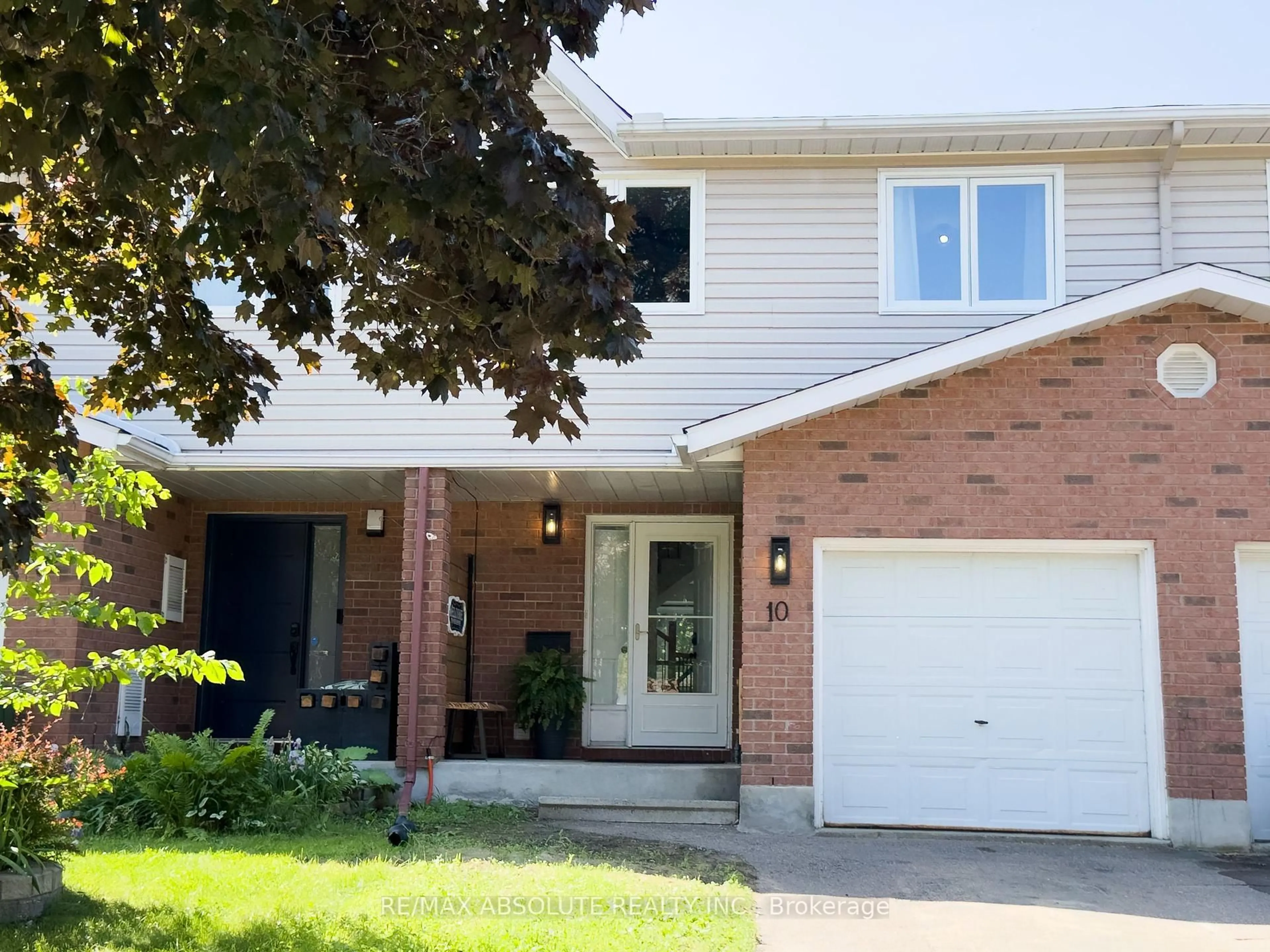 Home with brick exterior material, street for 10 Vermont Meadows, Petawawa Ontario K8H 3N3