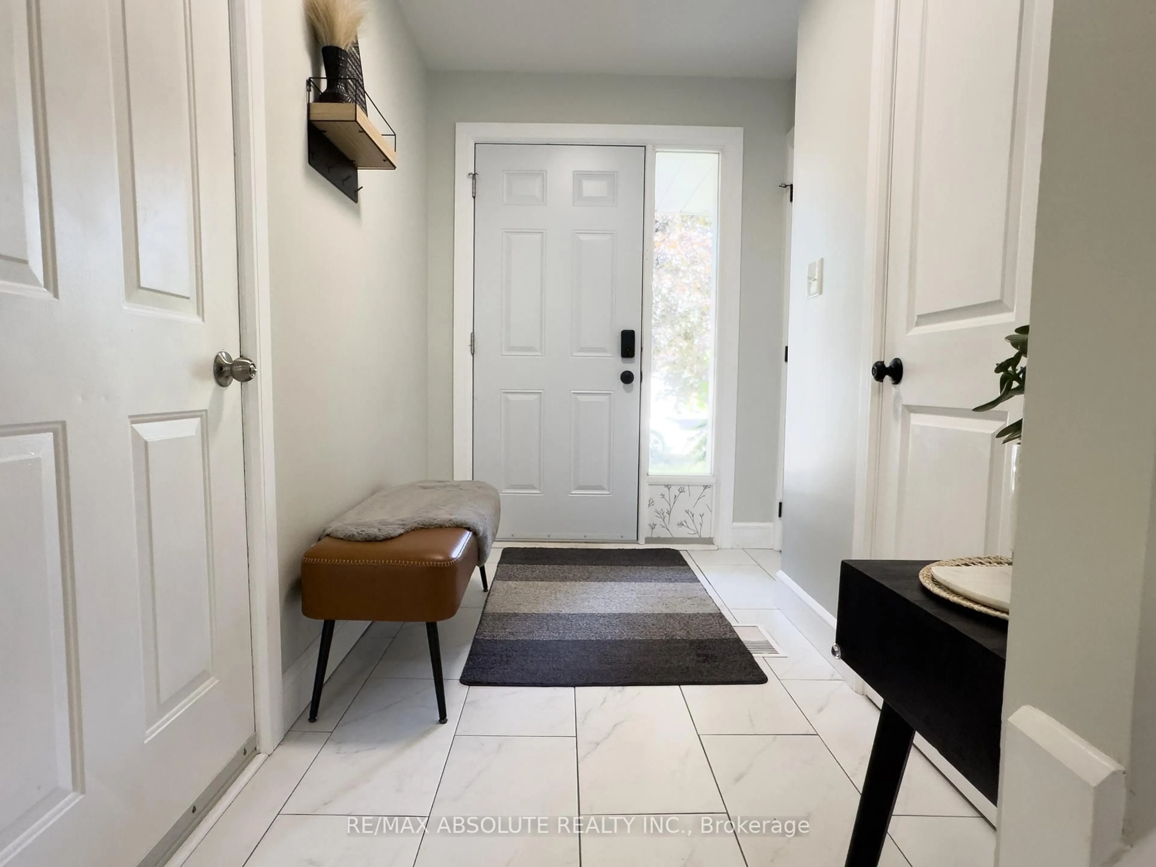 Indoor entryway for 10 Vermont Meadows, Petawawa Ontario K8H 3N3