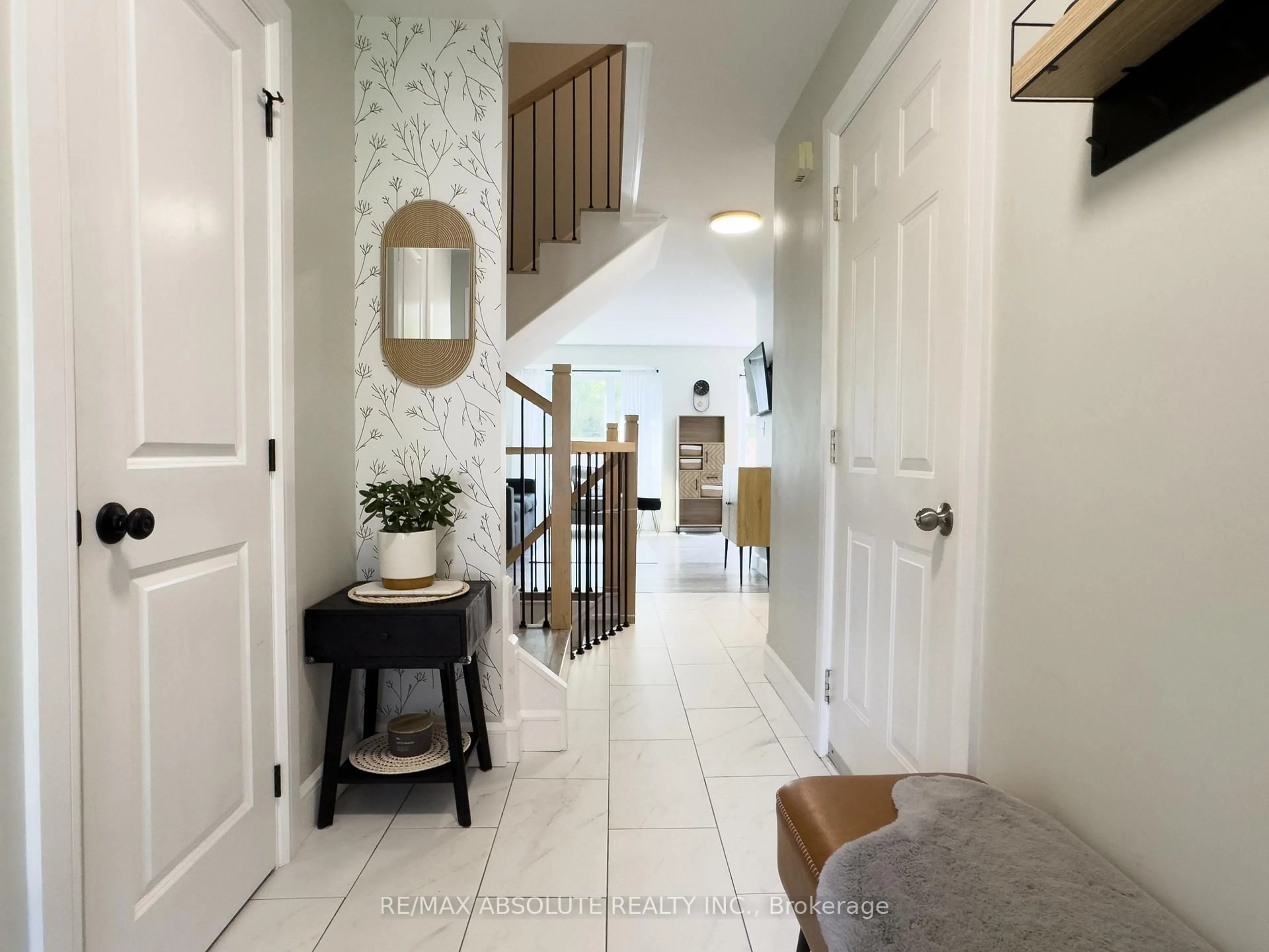 Indoor entryway for 10 Vermont Meadows, Petawawa Ontario K8H 3N3