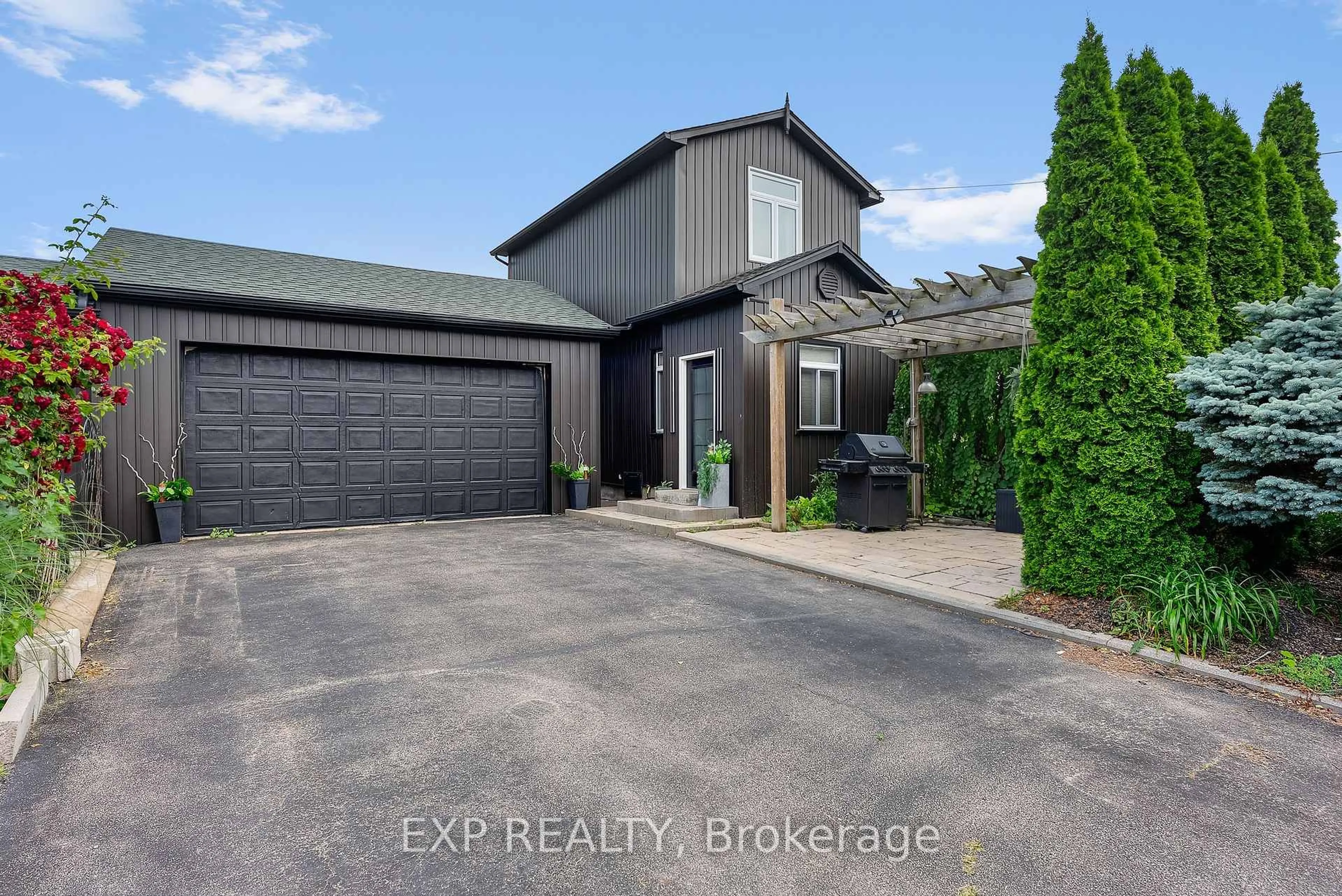 A pic from outside/outdoor area/front of a property/back of a property/a pic from drone, street for 36 St. David St, Thorold Ontario L2V 2L2