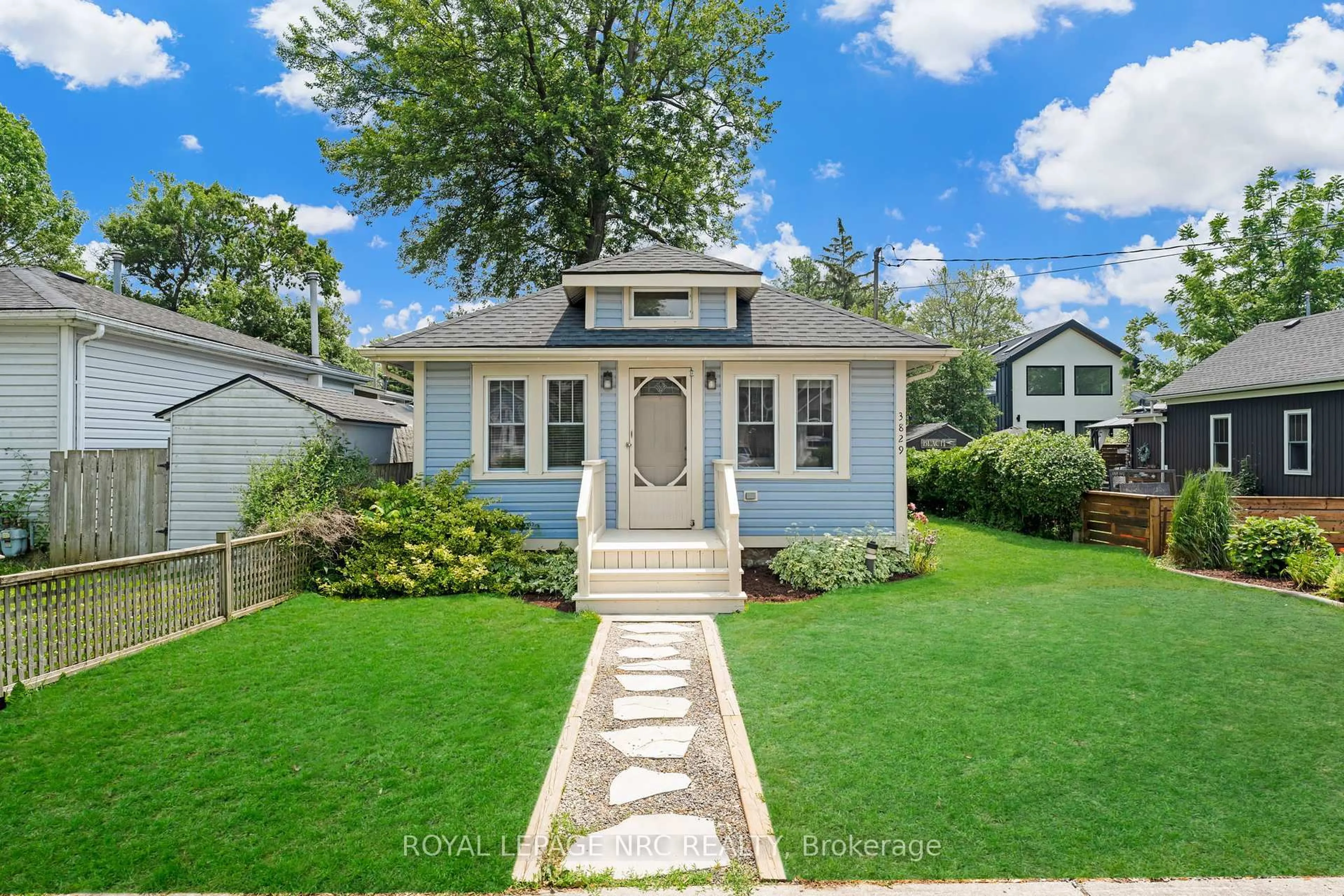 Home with vinyl exterior material, street for 3829 BRUNSWICK Ave, Fort Erie Ontario L0S 1B0