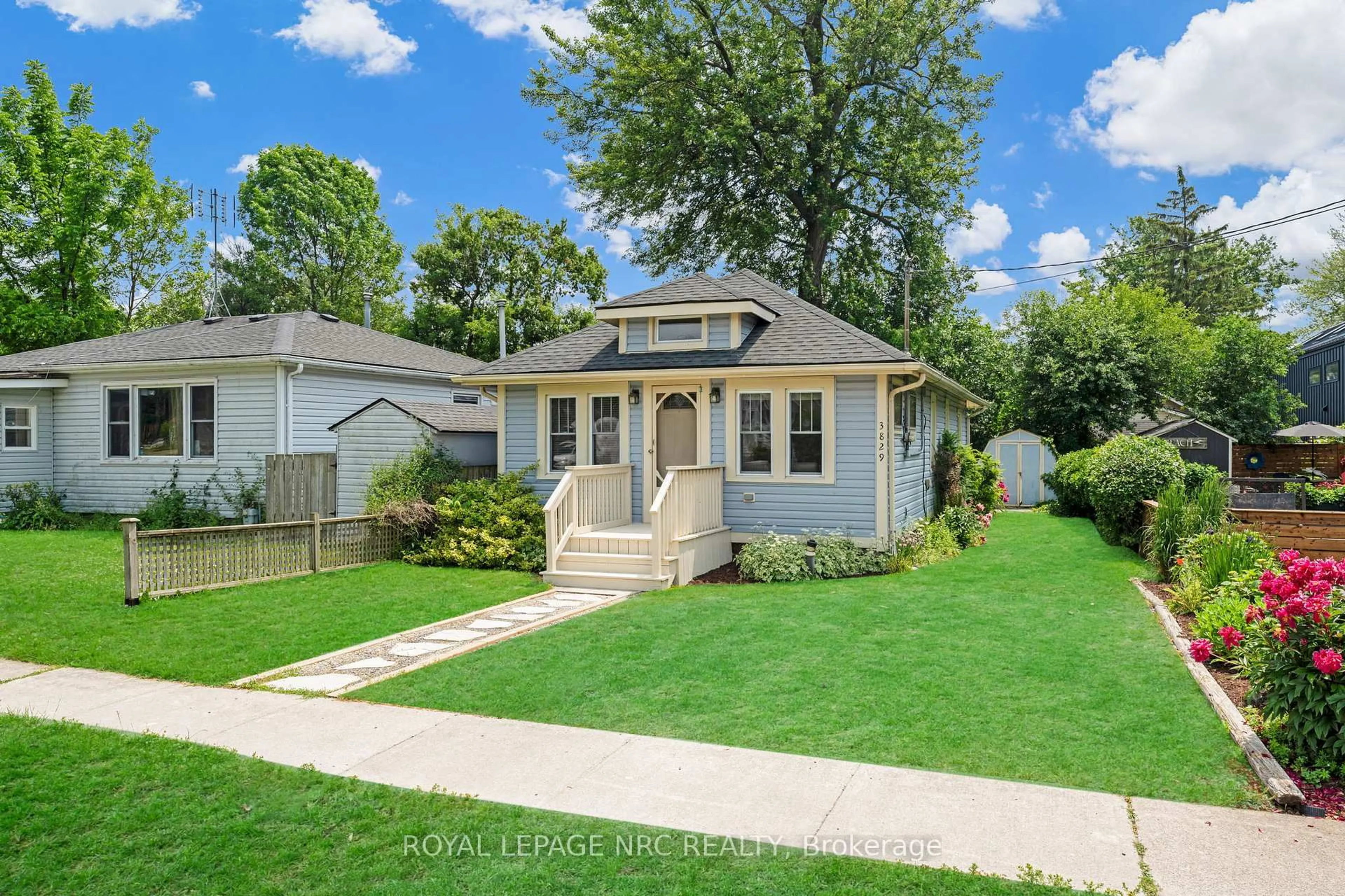 Home with vinyl exterior material, street for 3829 BRUNSWICK Ave, Fort Erie Ontario L0S 1B0