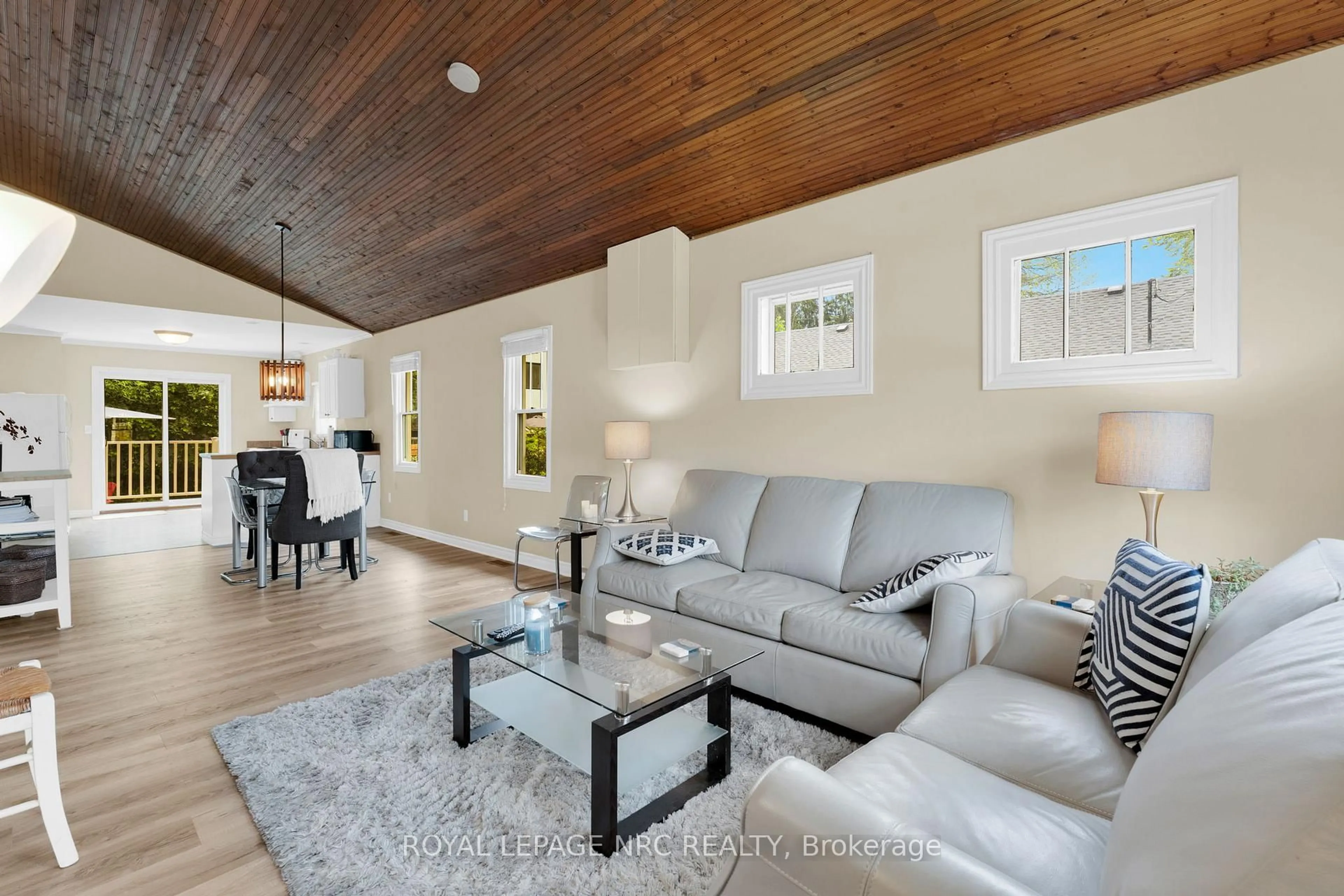 Living room with furniture, wood/laminate floor for 3829 BRUNSWICK Ave, Fort Erie Ontario L0S 1B0
