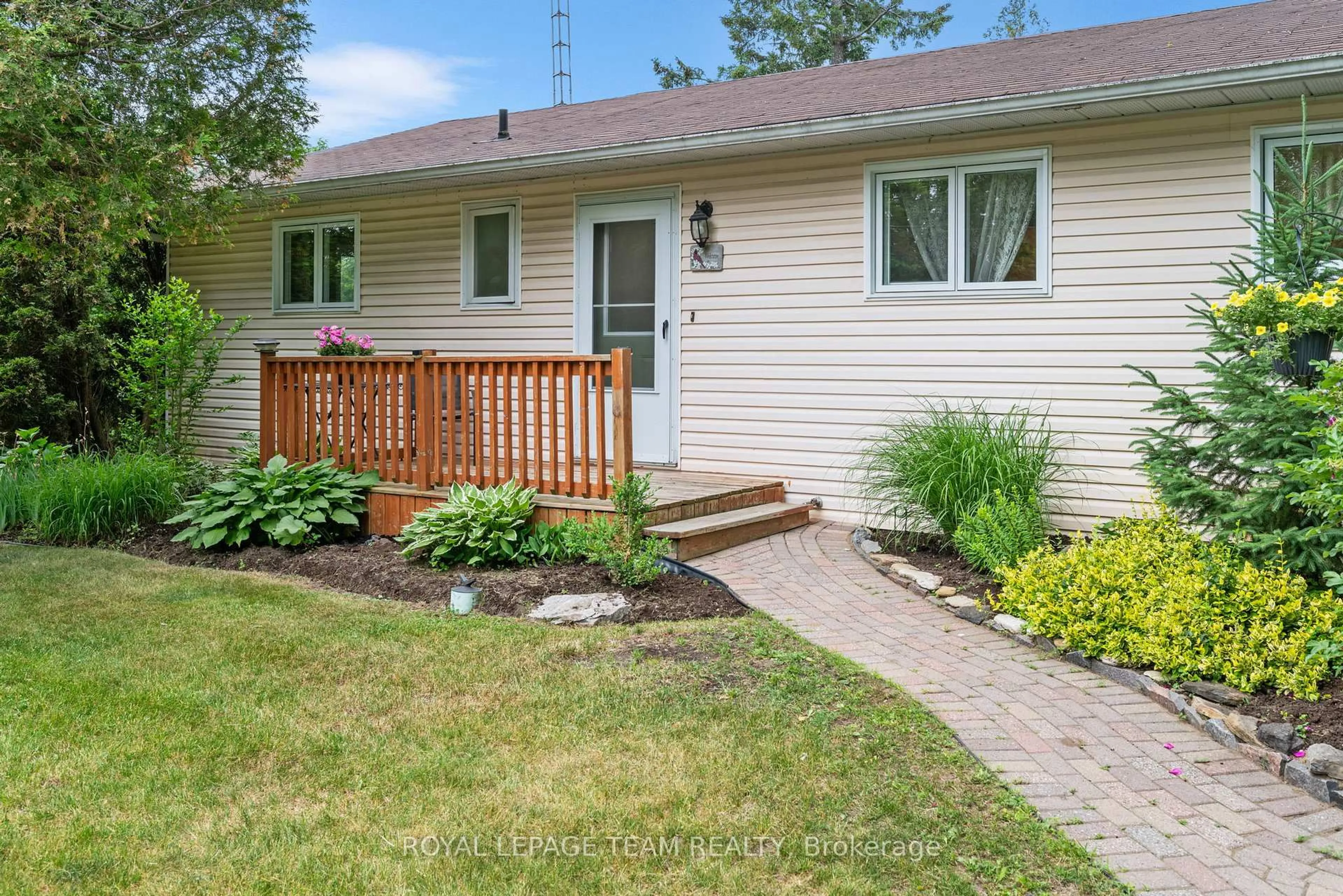 Home with vinyl exterior material, street for 2733 Rideau Glen Lane, North Grenville Ontario K0G 1J0