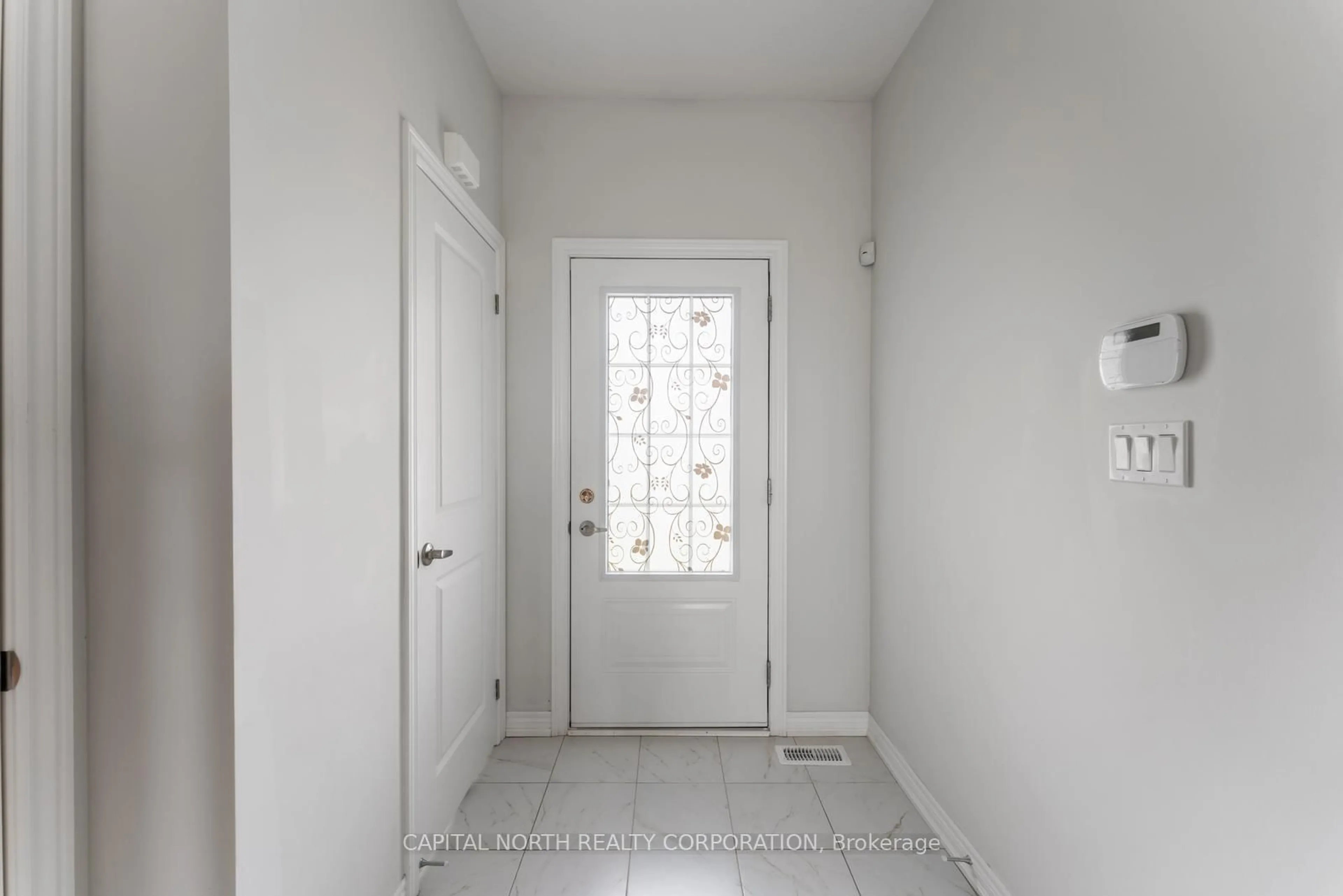 Indoor entryway for 407 East 16th St, Hamilton Ontario L9A 4K4